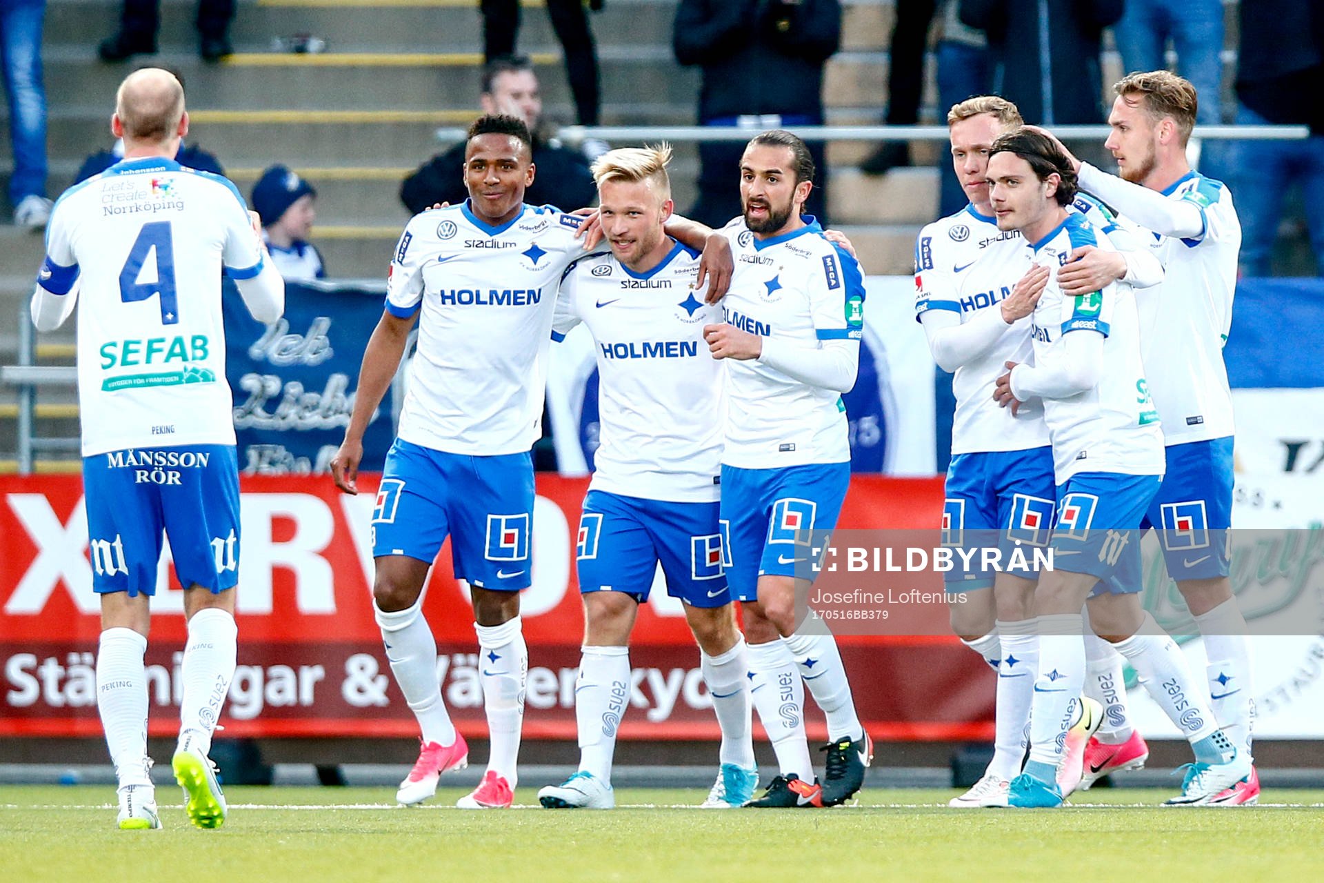 Norrköpings Nicklas Bärkroth jublar med lagkamrater