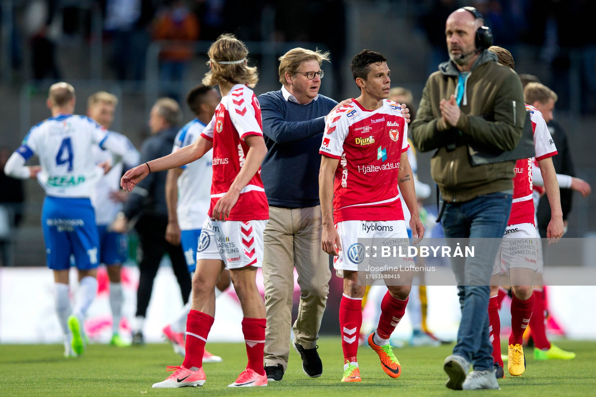 Kalmars tränare Peter Swärdh klappar om Romário Pereira