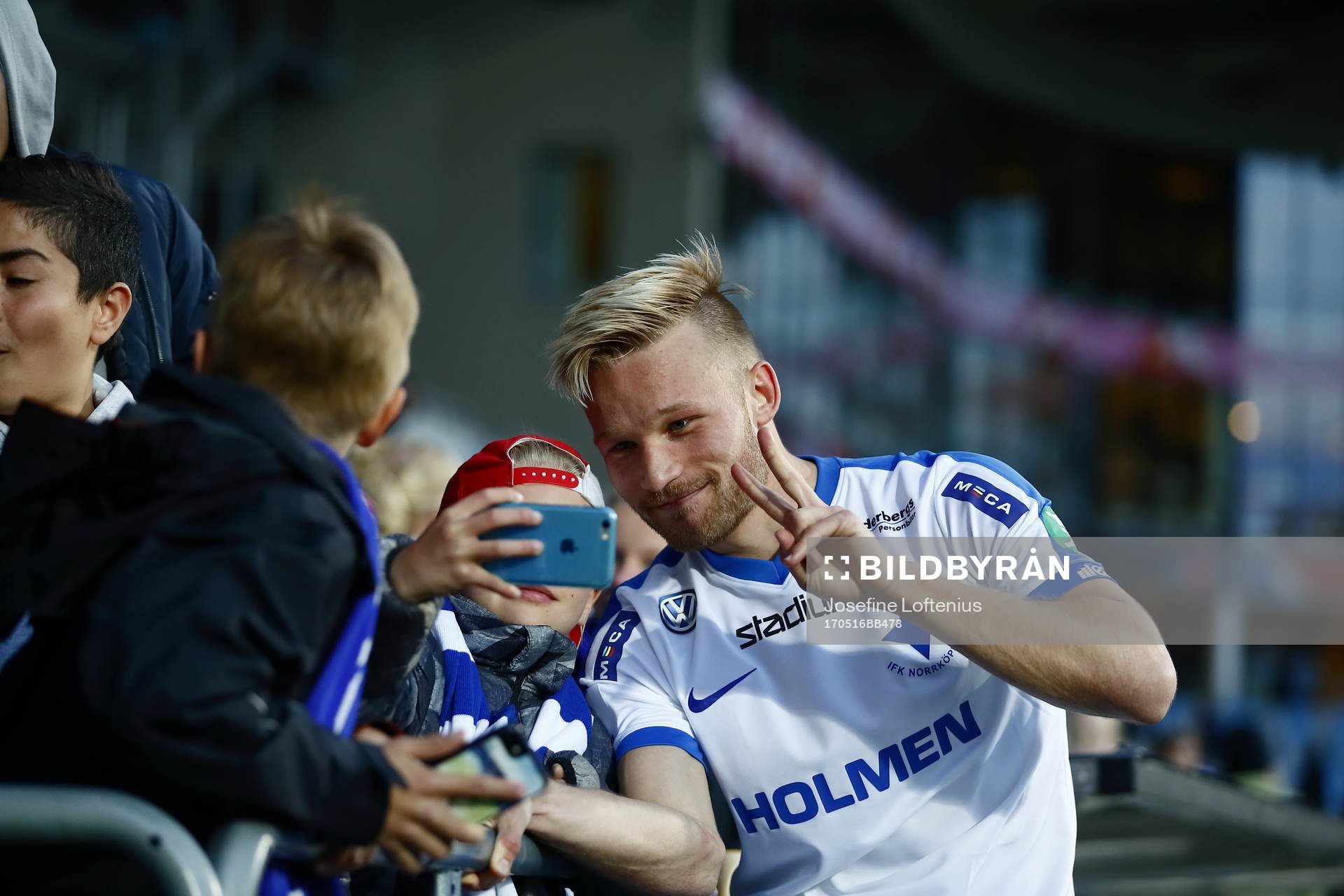 Norrköpings Nicklas Bärkroth med supporters