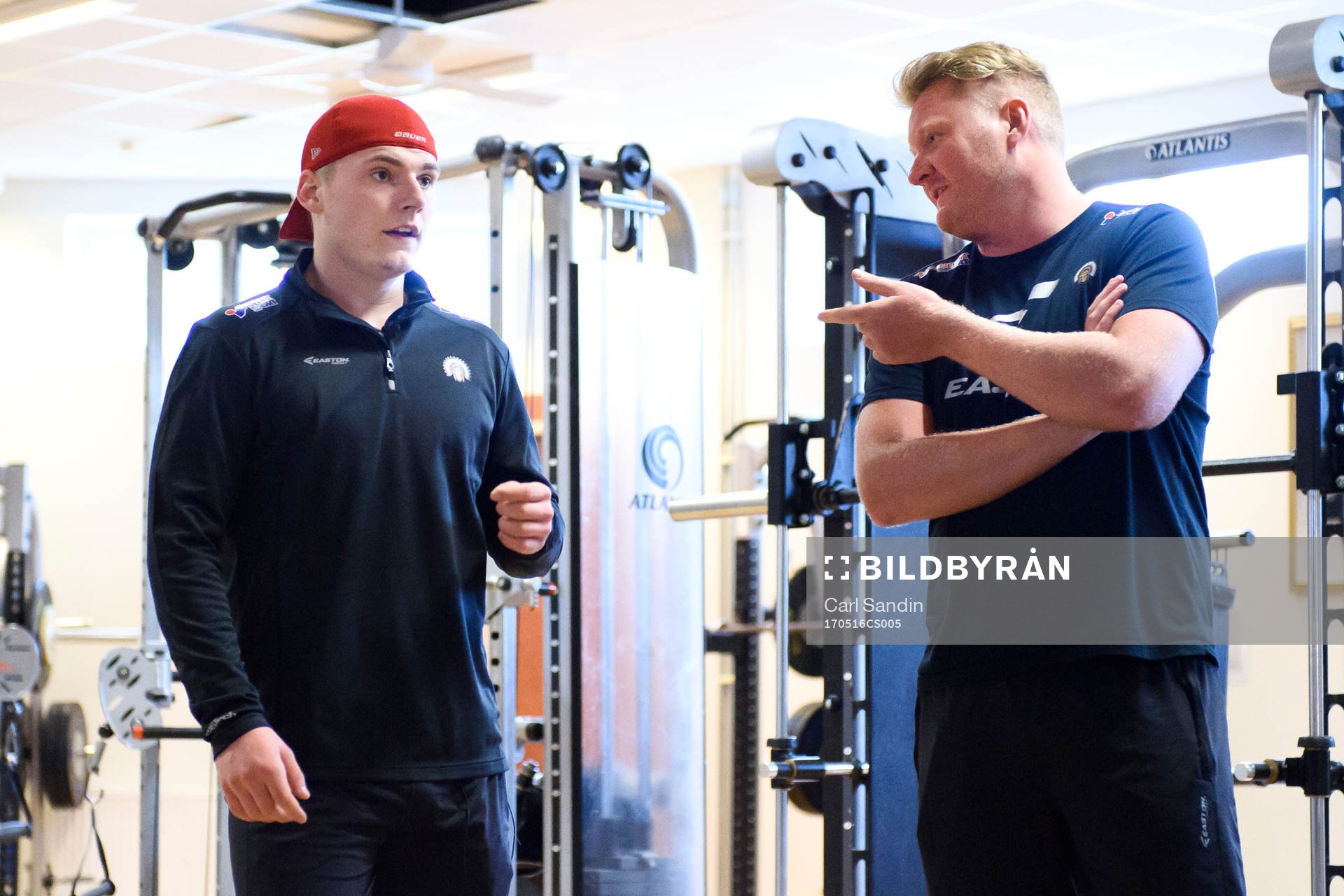 Lias Andersson pratar med assisterande tränare Pär