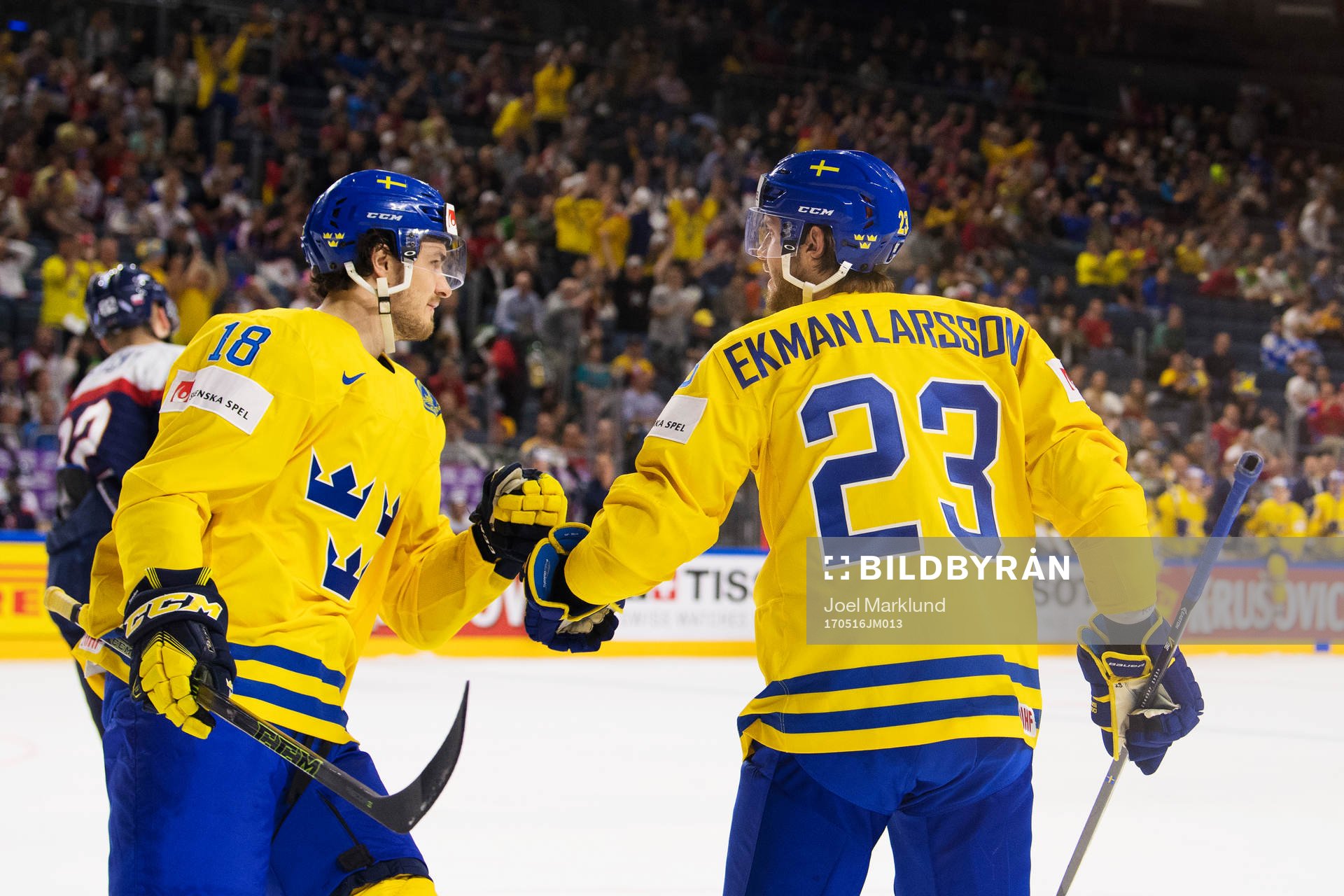 Sveriges Dennis Everberg och Oliver Ekman Larsson jublar
