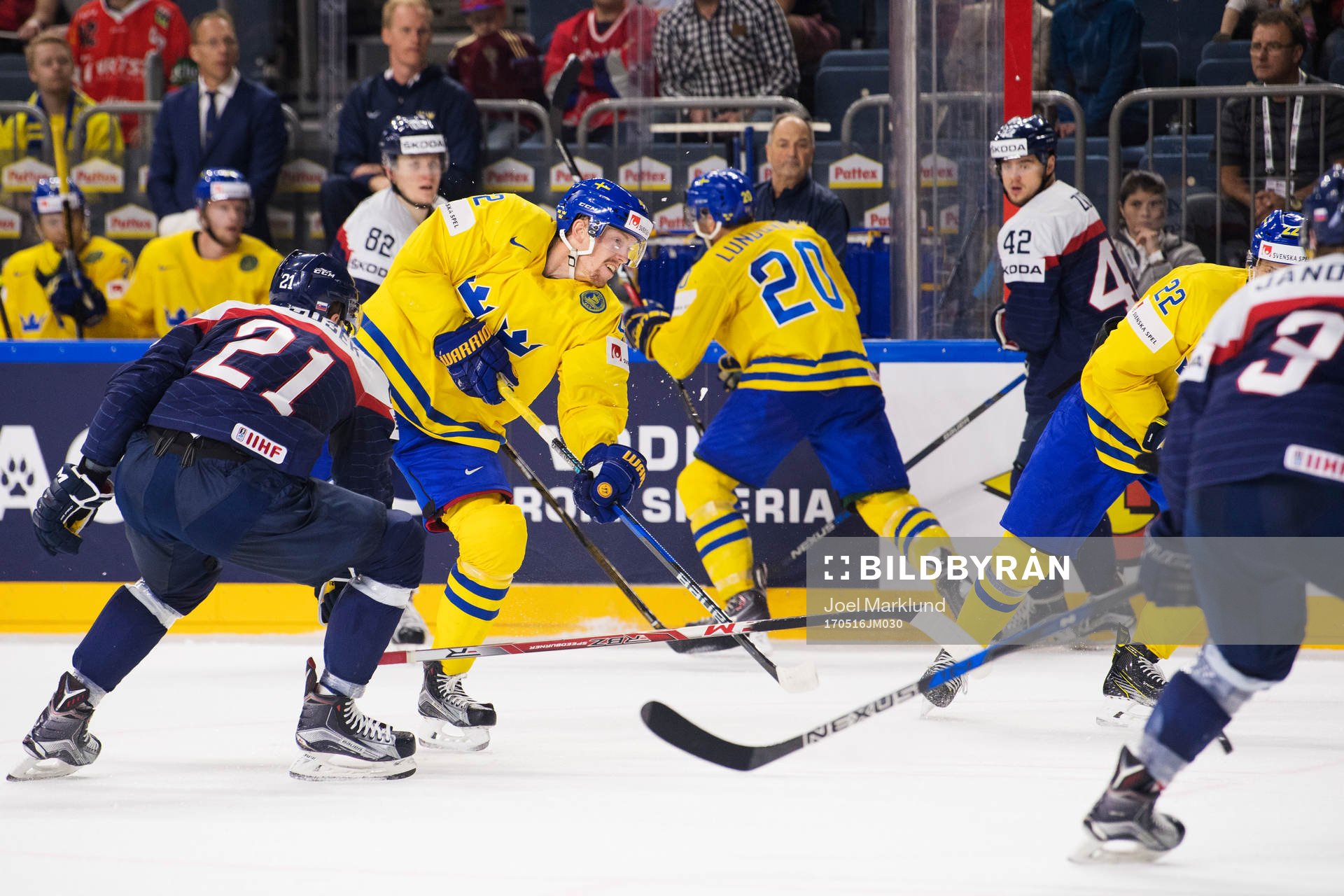 Sveriges Joakim Nordström skjuter ett skott