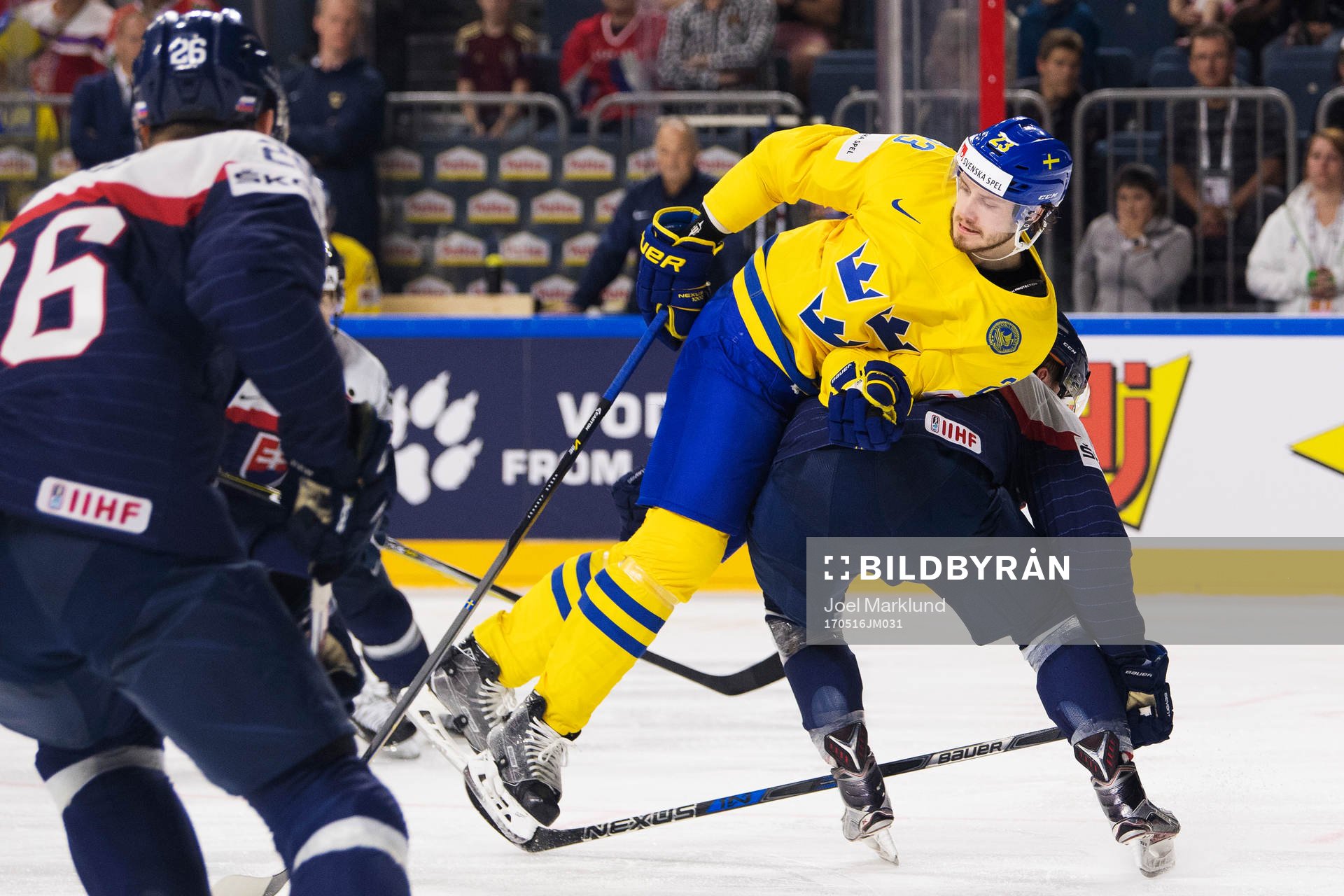 Sveriges Oliver Ekman Larsson stoppas av Slovakiens Adam