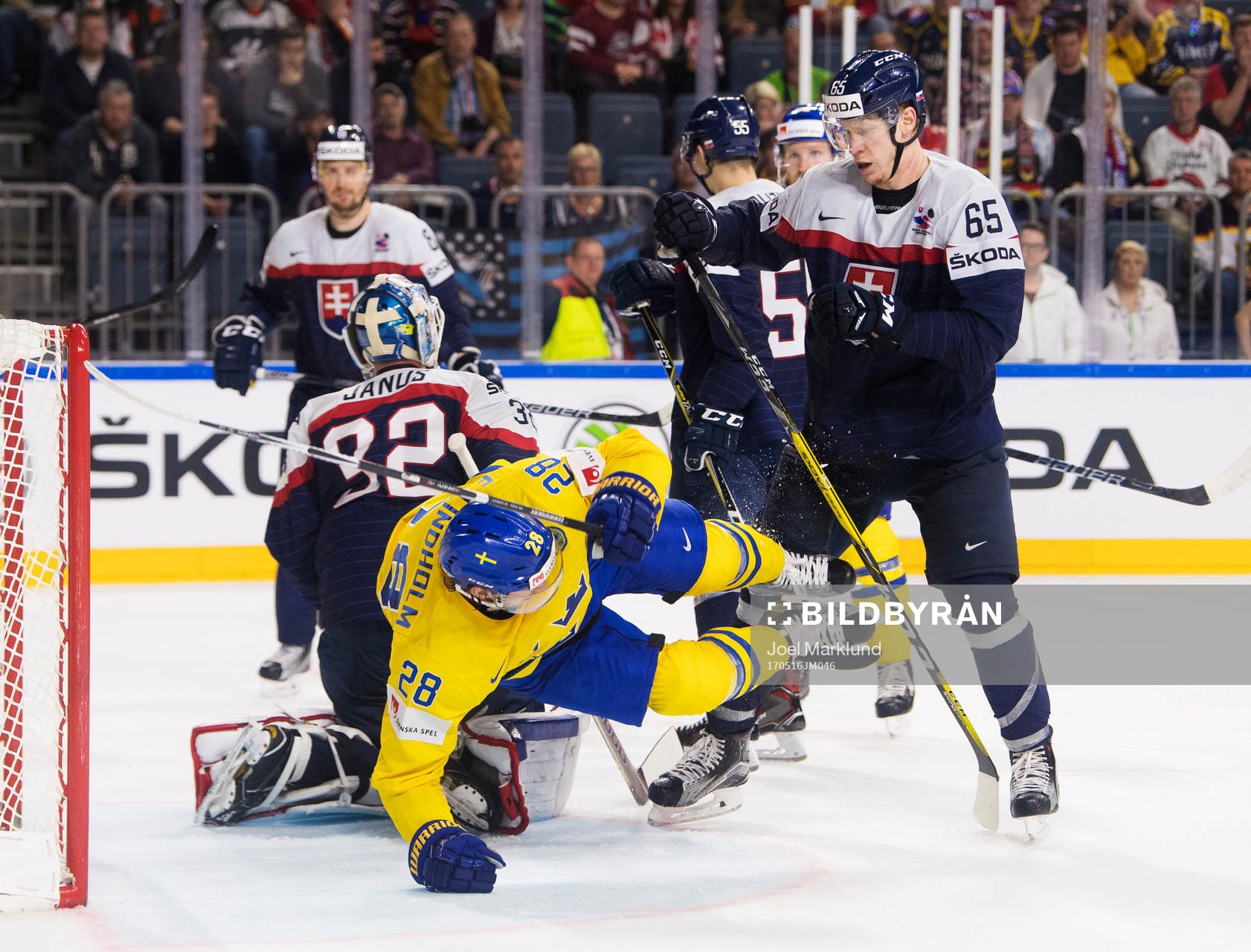 Sveriges Elias Lindholm får en knuff av Slovakiens Michal