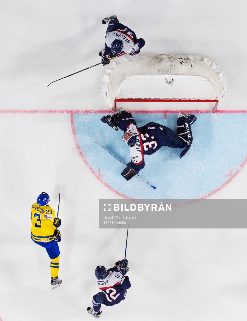 Sveriges Oliver Ekman Larsson skjuter in 2-0 bakom