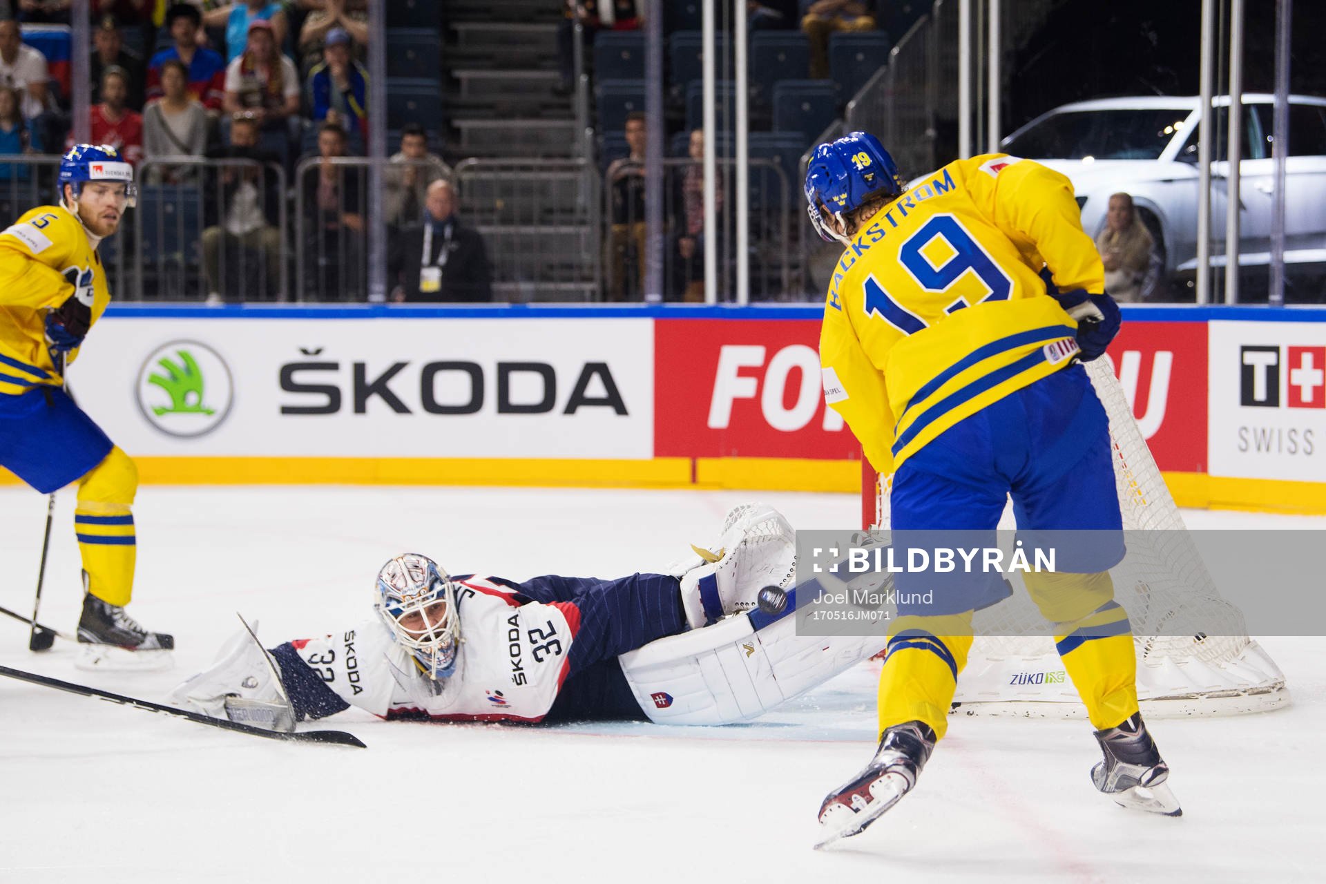 Slovakiens målvakt Jaroslav Janus räddar ett skott från