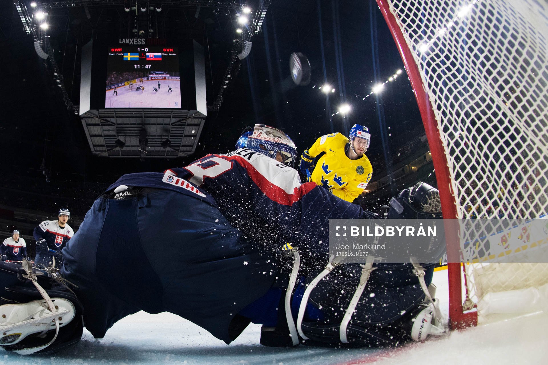 Sveriges Oliver Ekman Larsson skjuter in 2-0 bakom