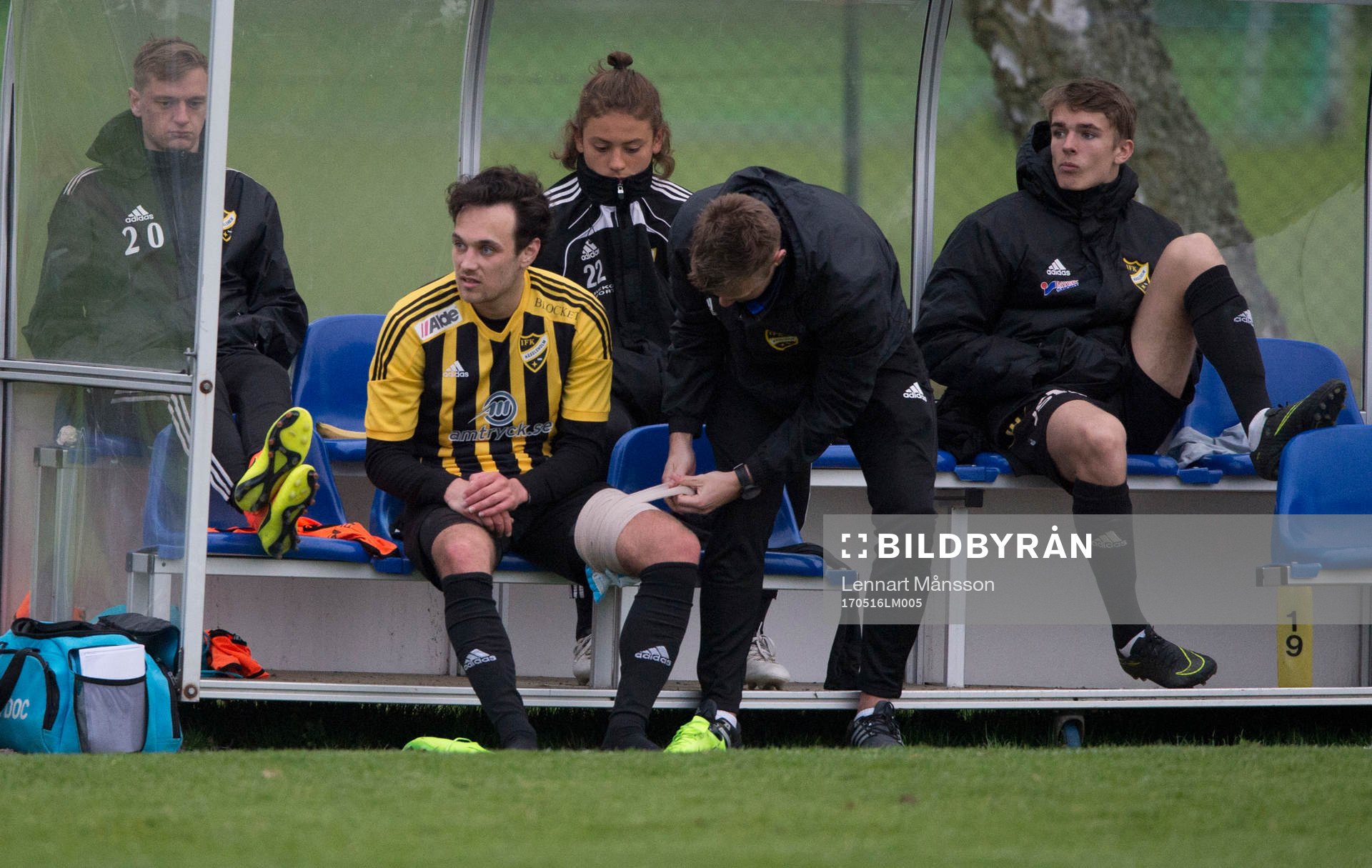 IFK Hässleholms  Karim Al-Asi bandageras i matchen i DM