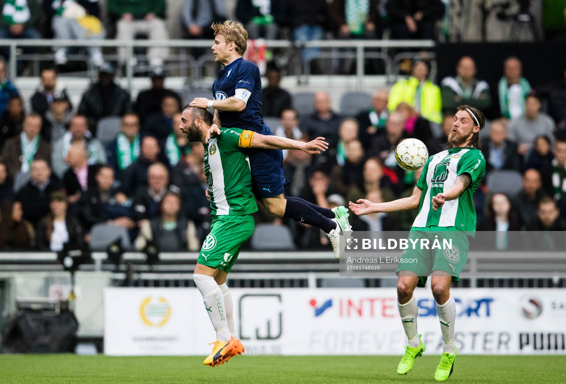 Hammarbys Kennedy Bakircioglu i en nickduell med Malmö FFs