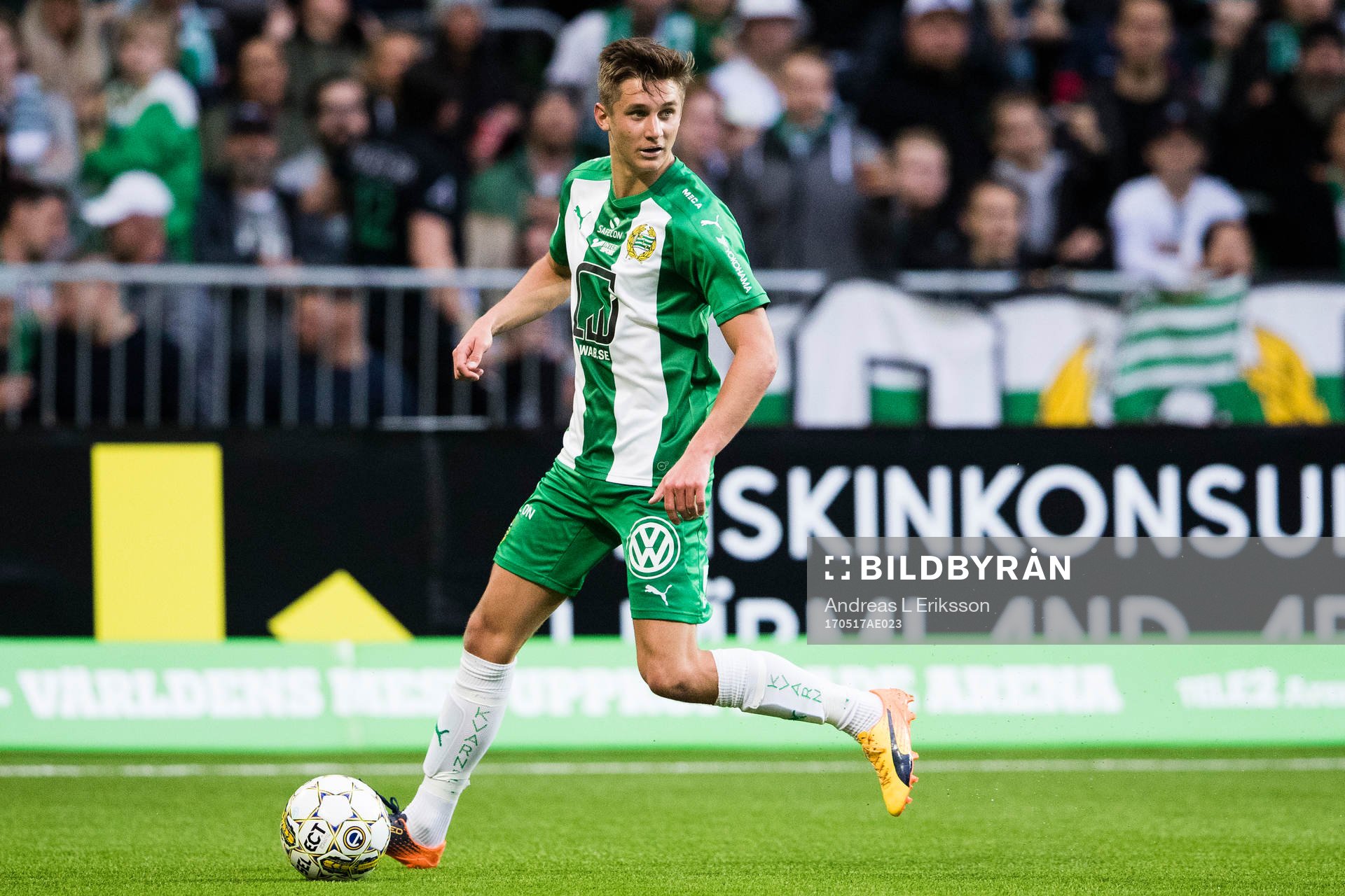 Hammarbys Leo Bengtsson med bollen