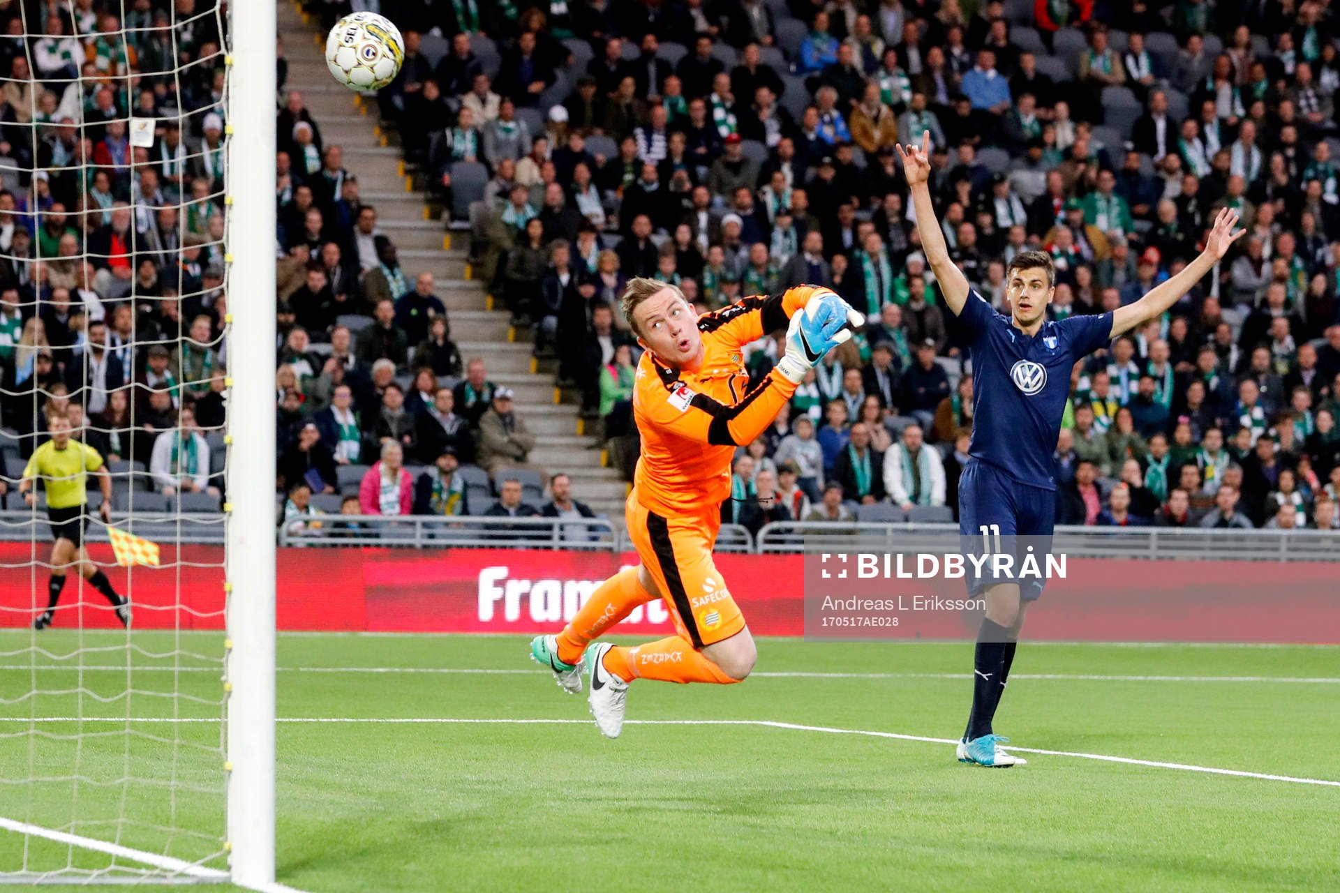 Hammarbys målvakt Ögmundur Kristinsson tappar in 1-1 och Malmö FFs Alexander Jeremejeff jublar under fotbollsmatchen i Allsvenskan mellan Hammarby och Malmö FF den 17 maj 2017 i Stockholm.