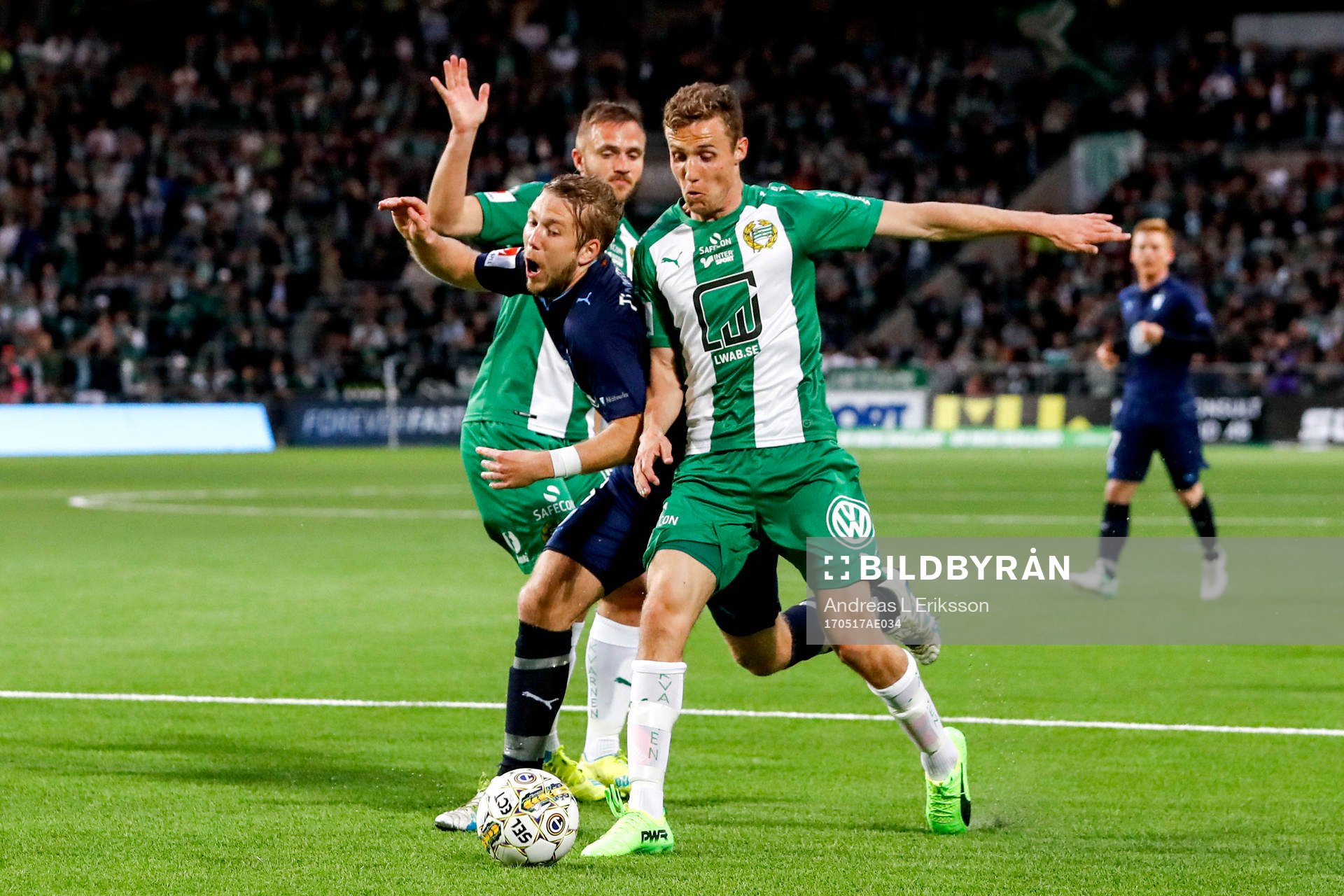 Malmö FFs Anton Tinnerholm tas om hand av Hammarbys Mats
