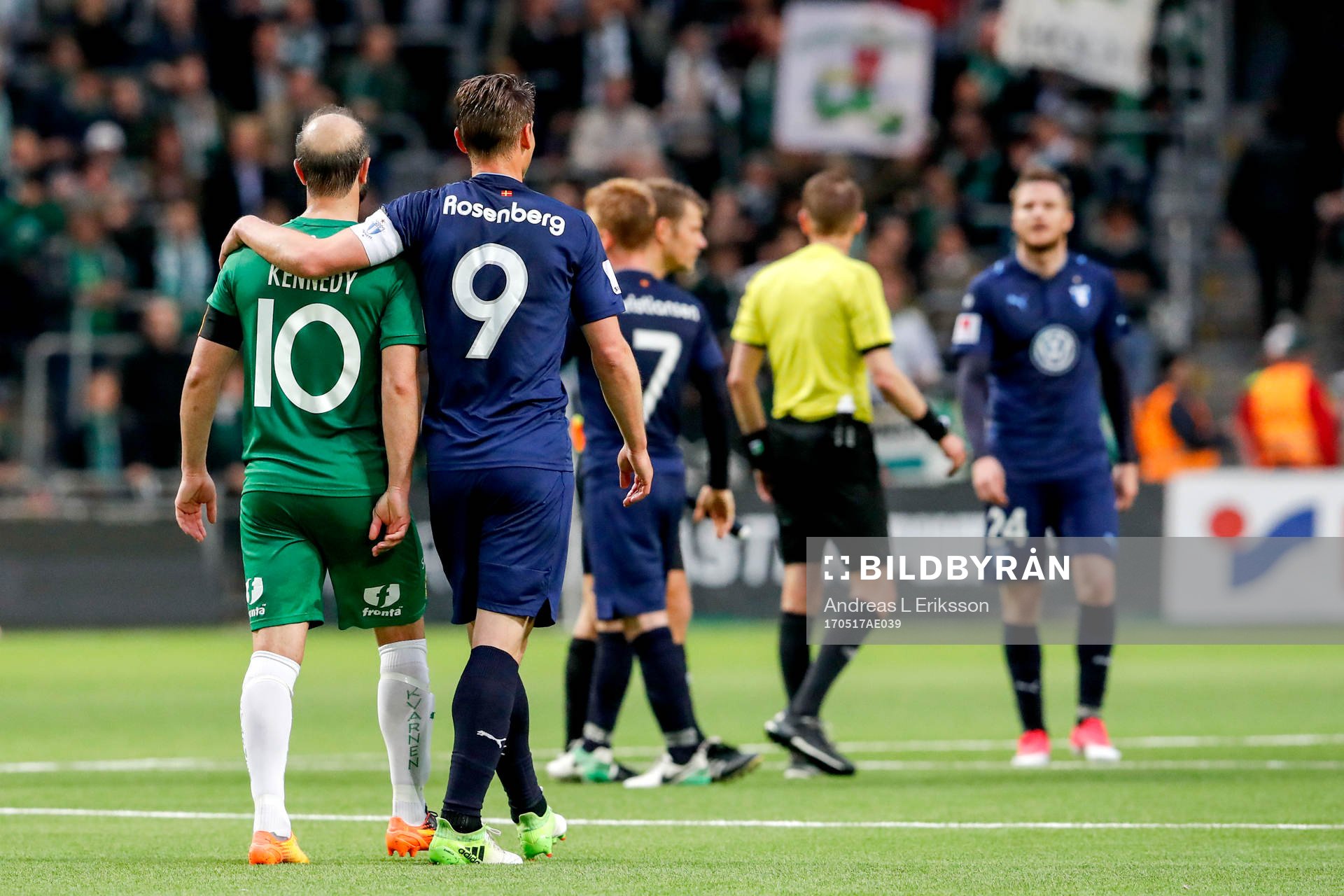 Hammarbys Kennedy Bakircioglu och Malmö FFs Markus Rosenberg kramar om varandra efter fotbollsmatchen i Allsvenskan mellan Hammarby och Malmö FF den 17 maj 2017 i Stockholm.