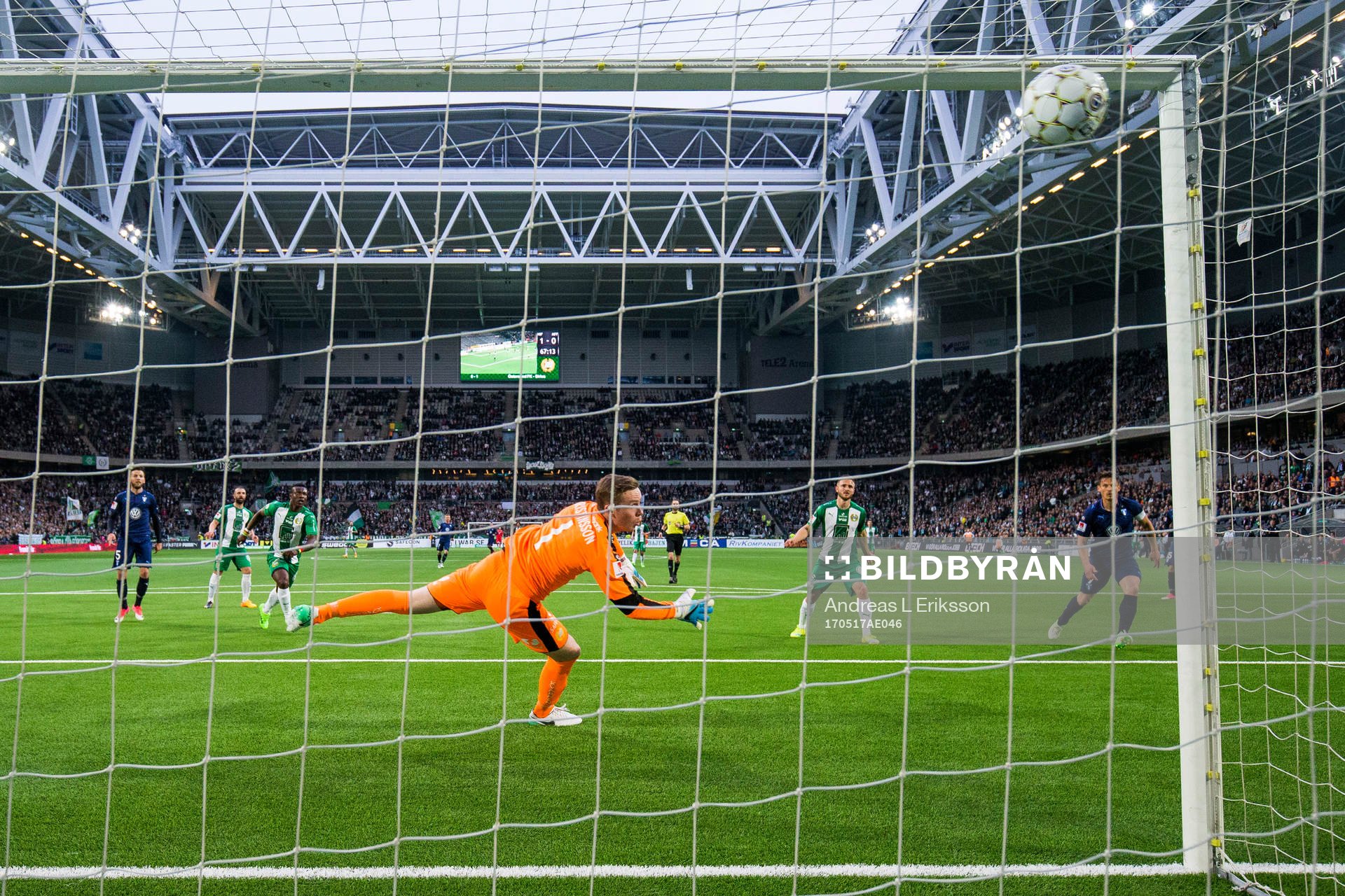 Hammarbys målvakt Ögmundur Kristinsson ser hur bollen
