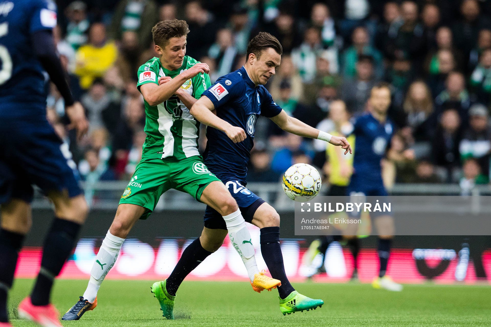 Hammarbys Leo Bengtsson i kamp om bollen med Malmö FFs Andreas Vindheim under fotbollsmatchen i Allsvenskan mellan Hammarby och Malmö FF den 17 maj 2017 i Stockholm.