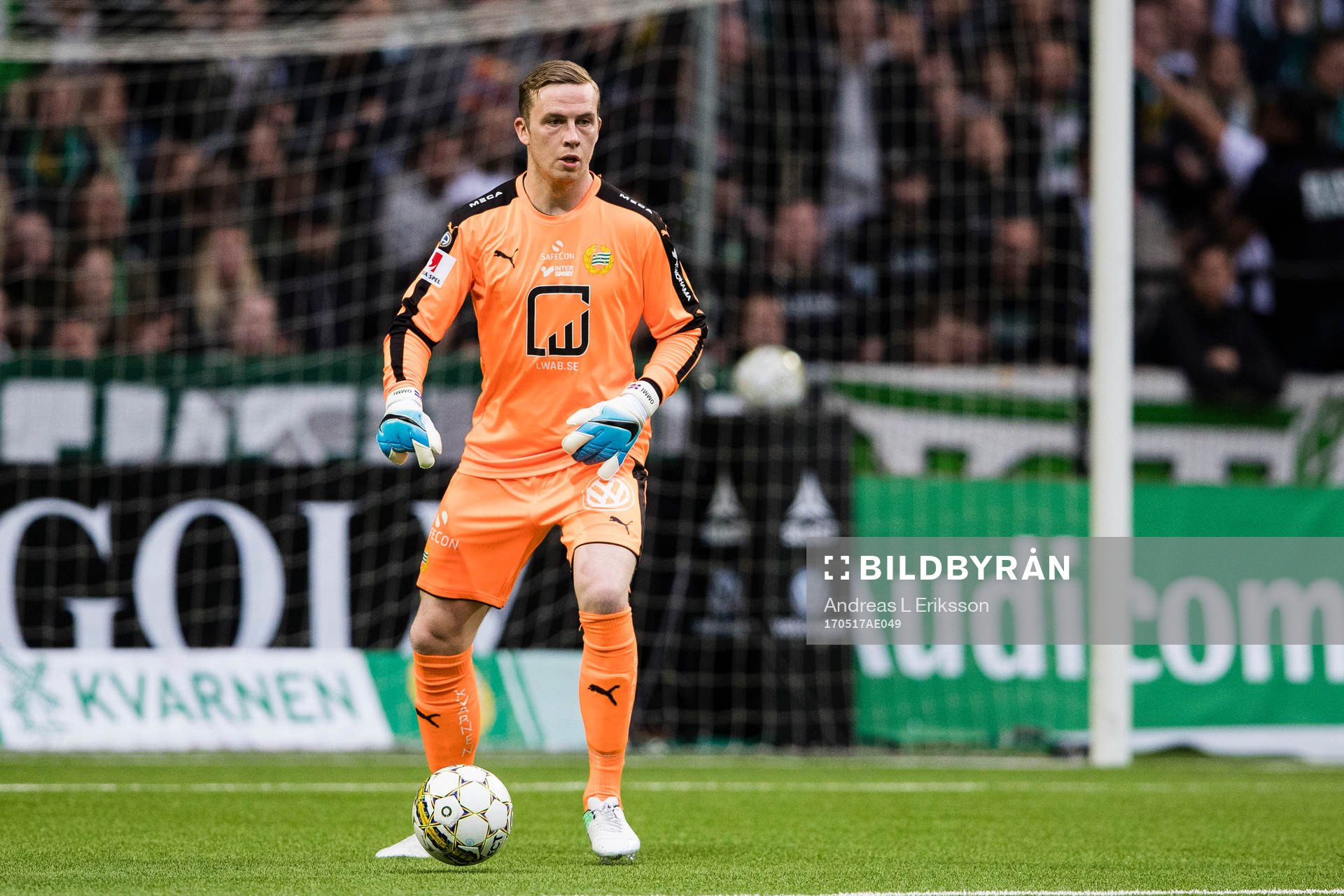 Hammarbys målvakt Ögmundur Kristinsson med bollen