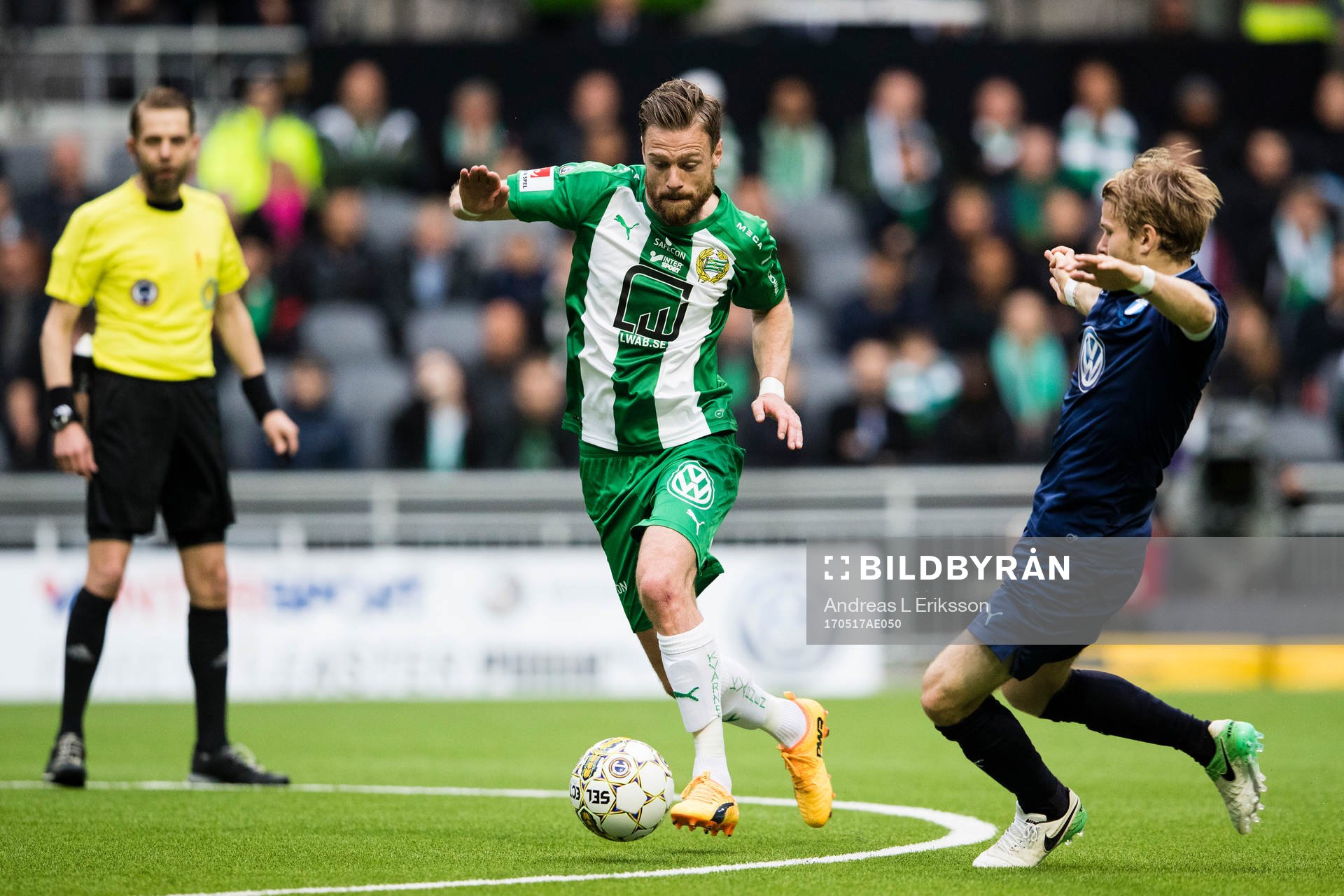 Hammarbys Arnór Smárason tar sig förbi Malmö FFs Anton