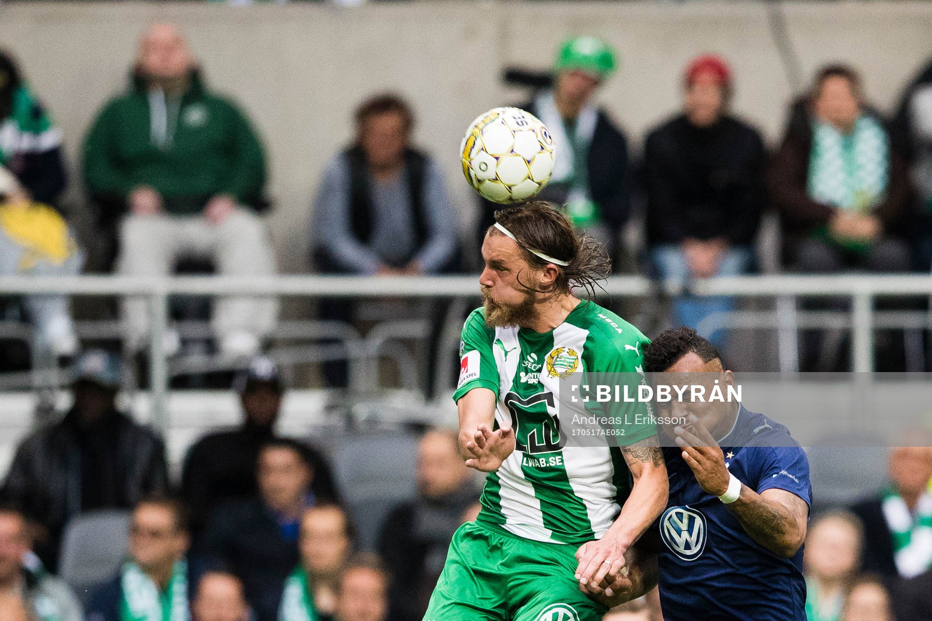 Hammarbys Björn Paulsen i kamp om bollen med Malmö FFs Felipe Carvalho under fotbollsmatchen i Allsvenskan mellan Hammarby och Malmö FF den 17 maj 2017 i Stockholm.