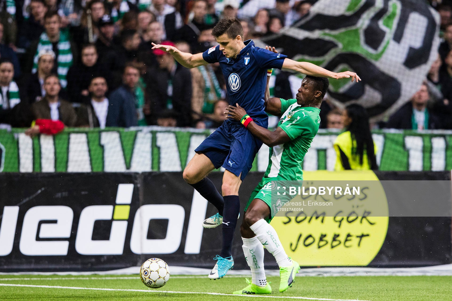 Malmö FFs Alexander Jeremejeff uppvaktas av Hammarbys