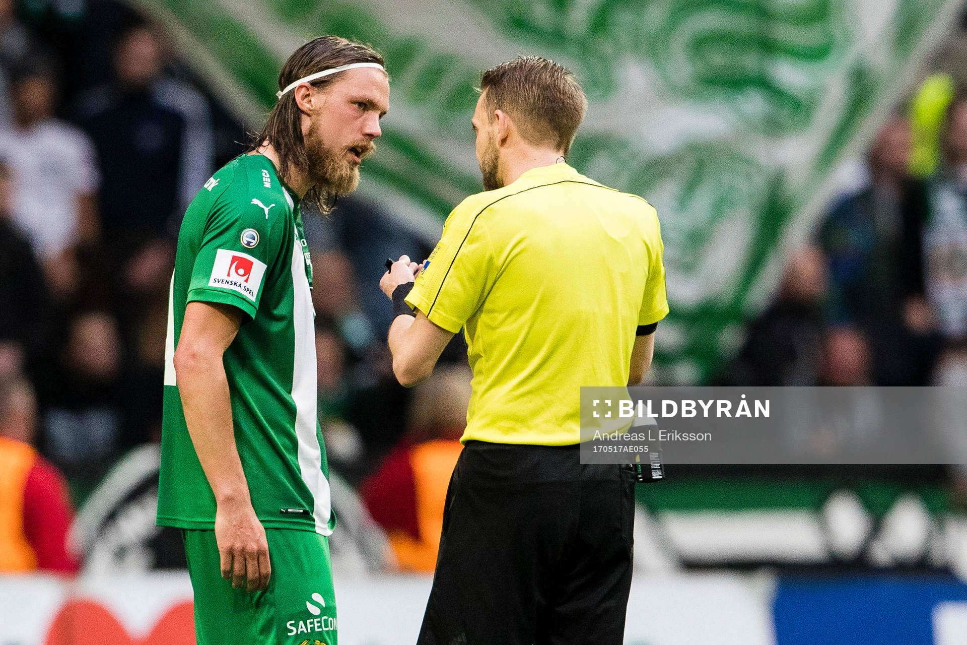 Hammarbys Björn Paulsen talar med domare Johan Hamlin