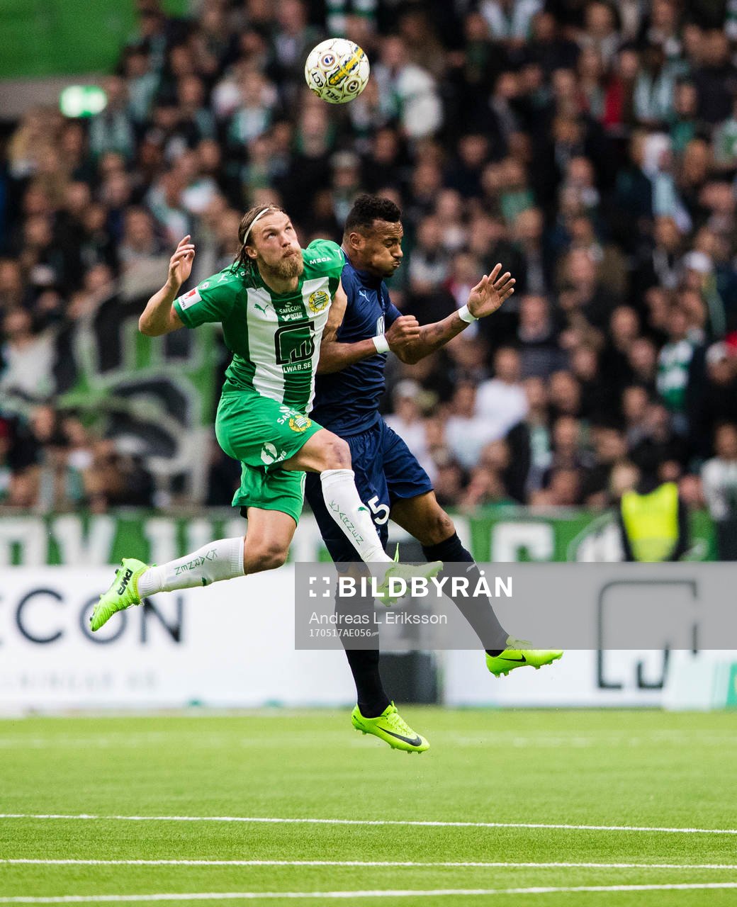 Hammarbys Björn Paulsen i en nickduell med Malmö FFs