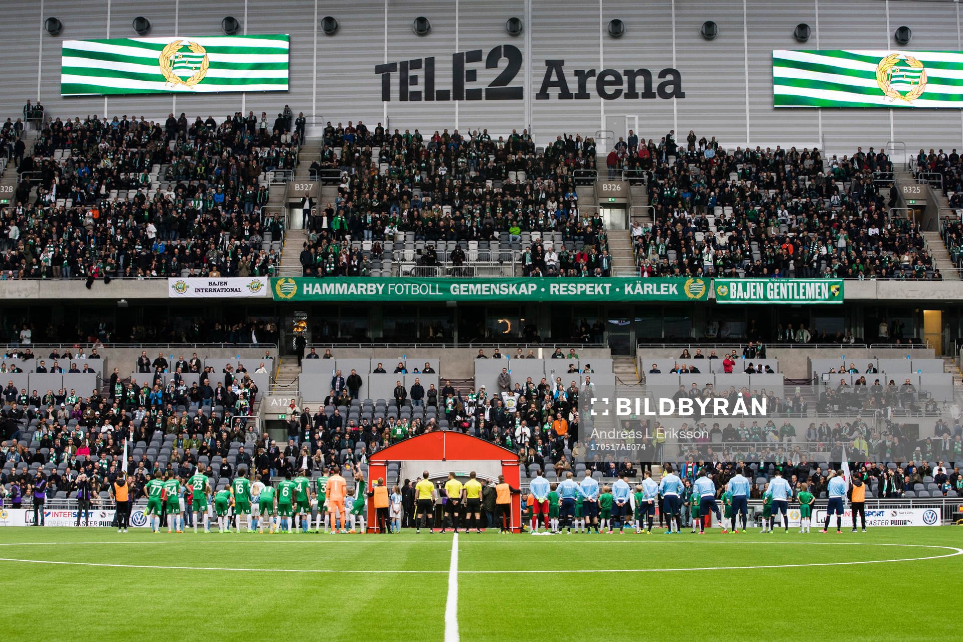 Hammarbys och Malmö FFs spelare ställer upp sig innan