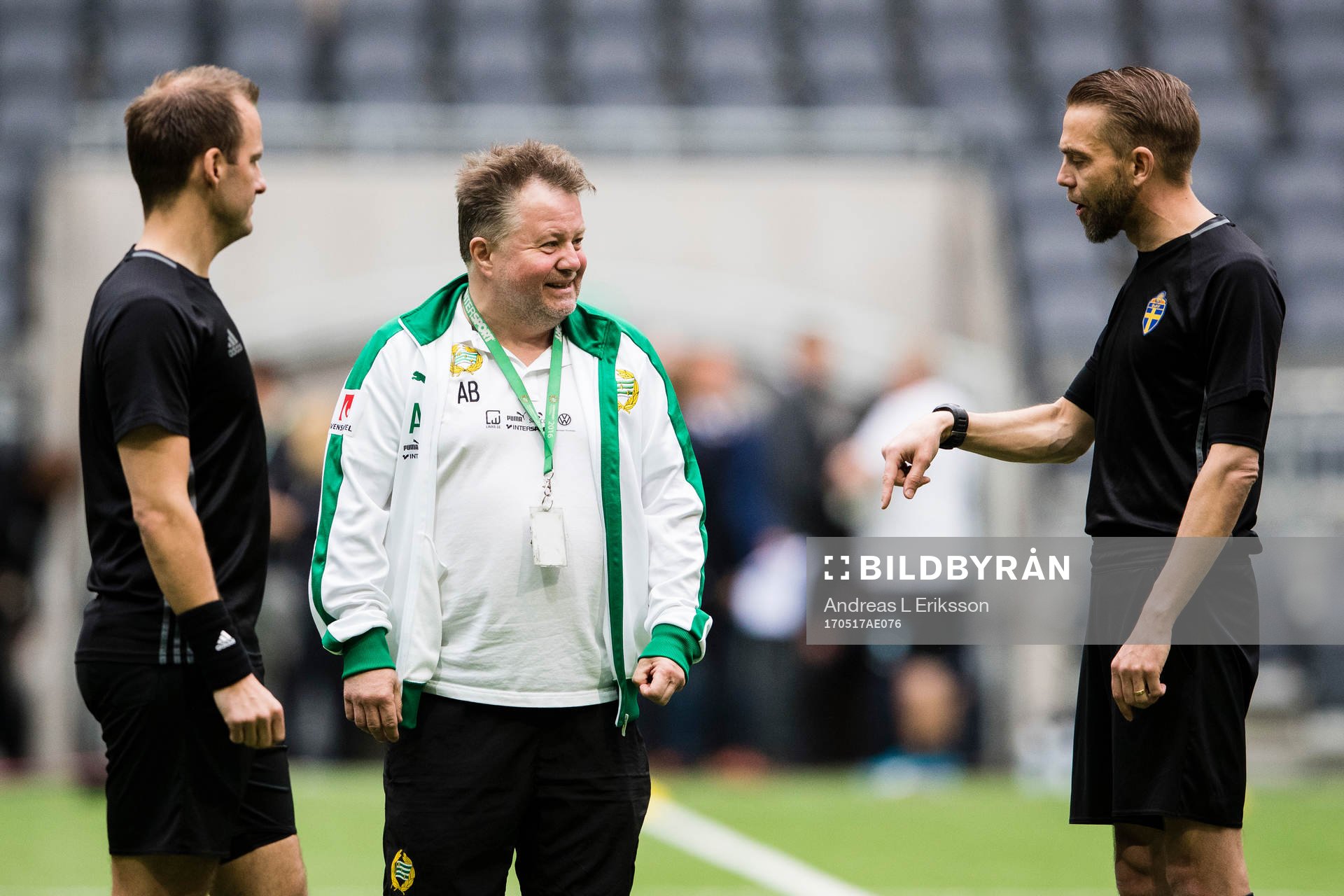 Hammarbys materialförvaltare Anders Bitén smtalar med