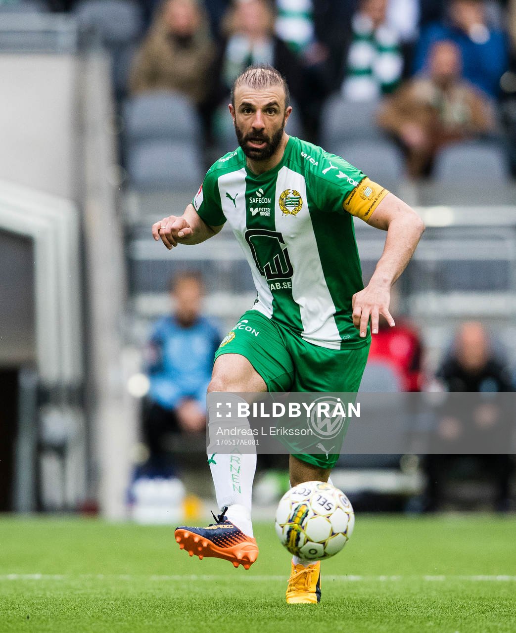 Hammarbys Kennedy Bakircioglu med bollen