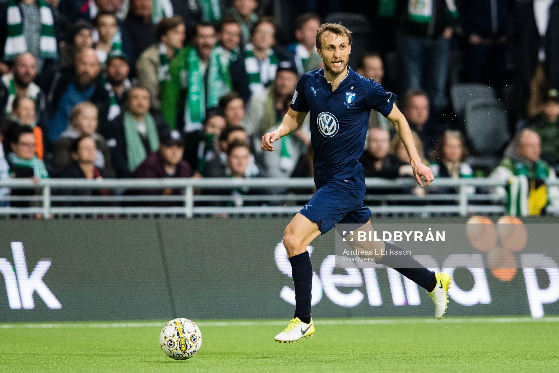 Malmö FFs Magnus Wolff Eikrem med bollen