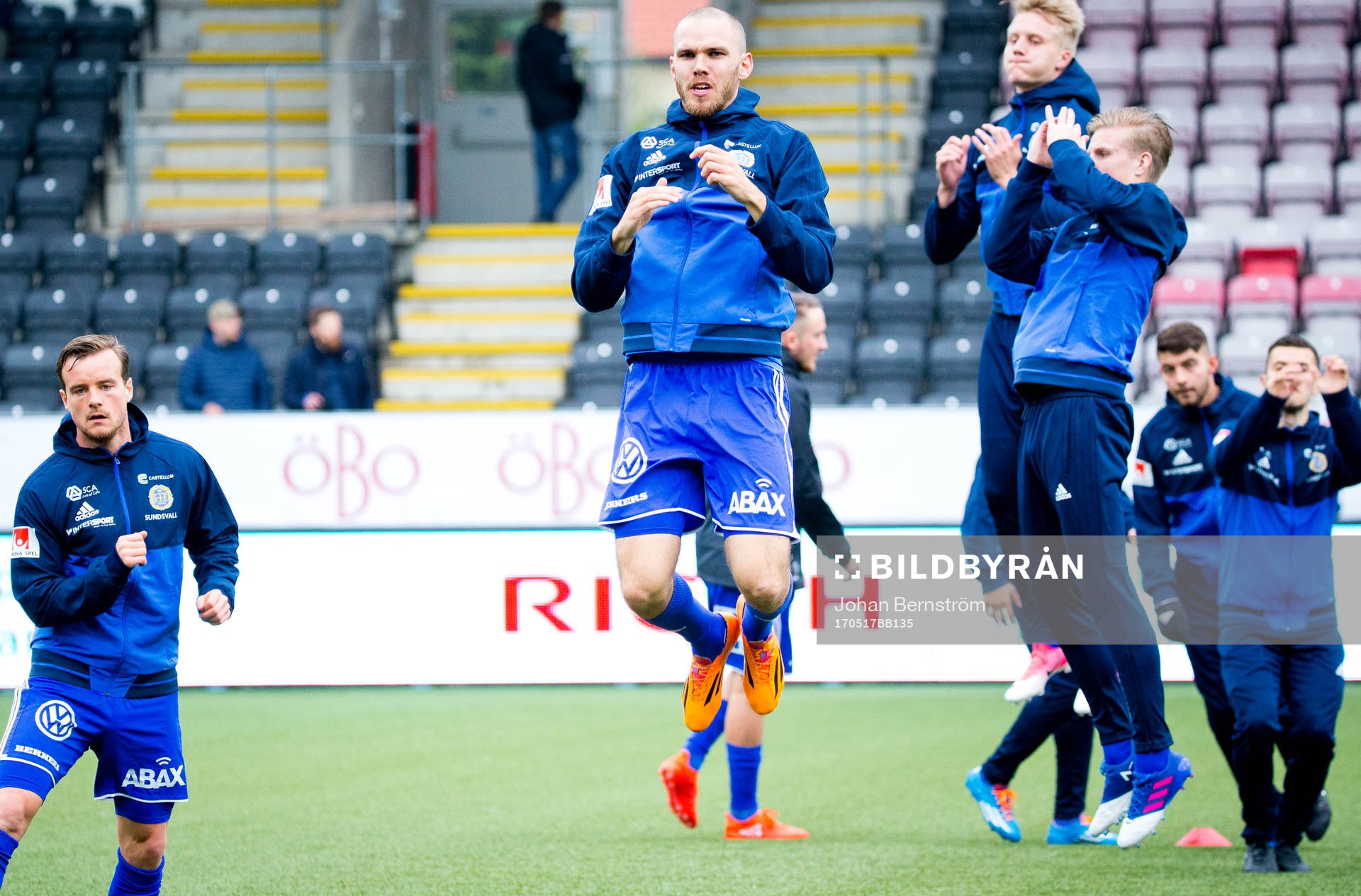 Sundsvallsspelarna värmer upp fotbollsmatchen i
