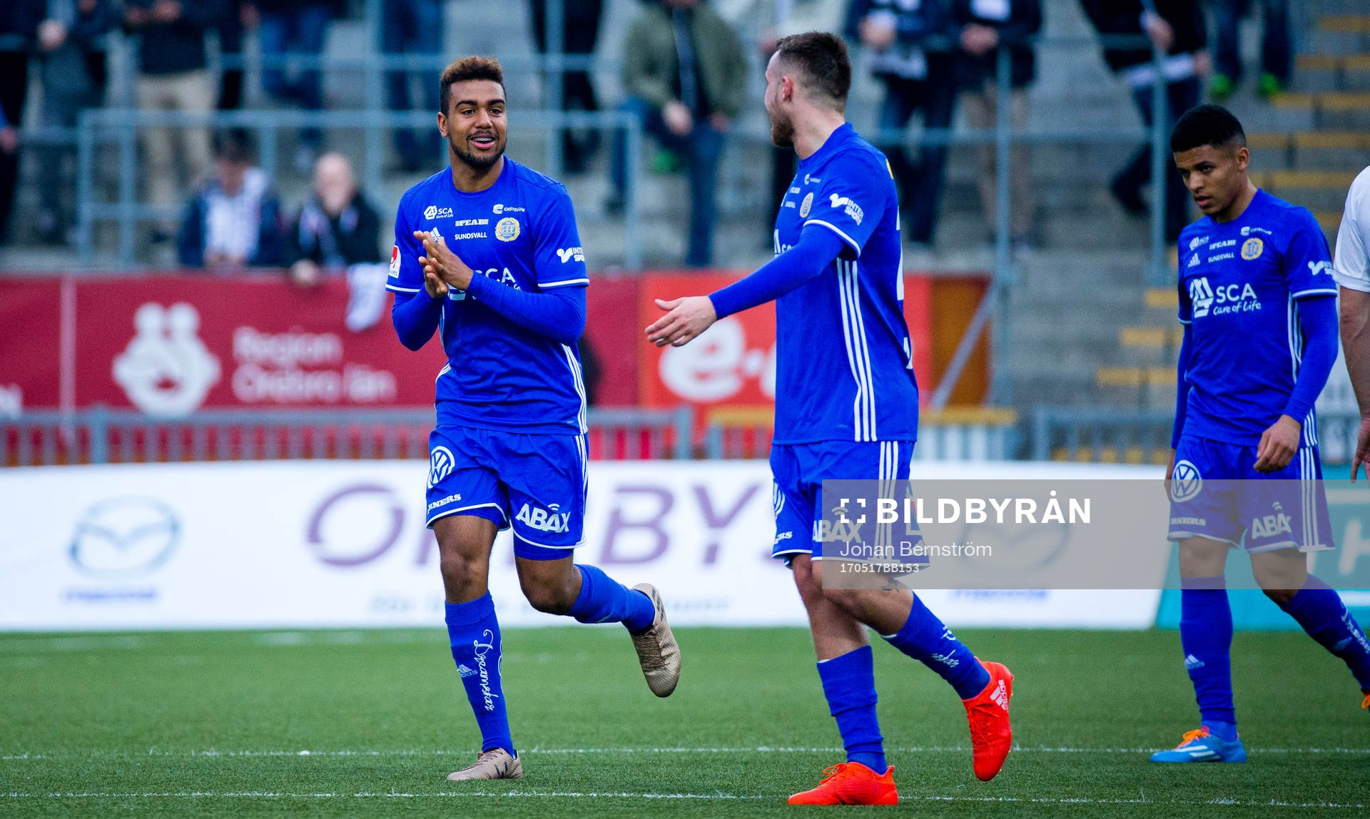 Sundsvalls Noah Sonko Sundberg jublar efter att ha gjort 0-1 under fotbollsmatchen i Allsvenskan mellan Örebro och Sundsvall den 17 maj 2017 i Örebro.