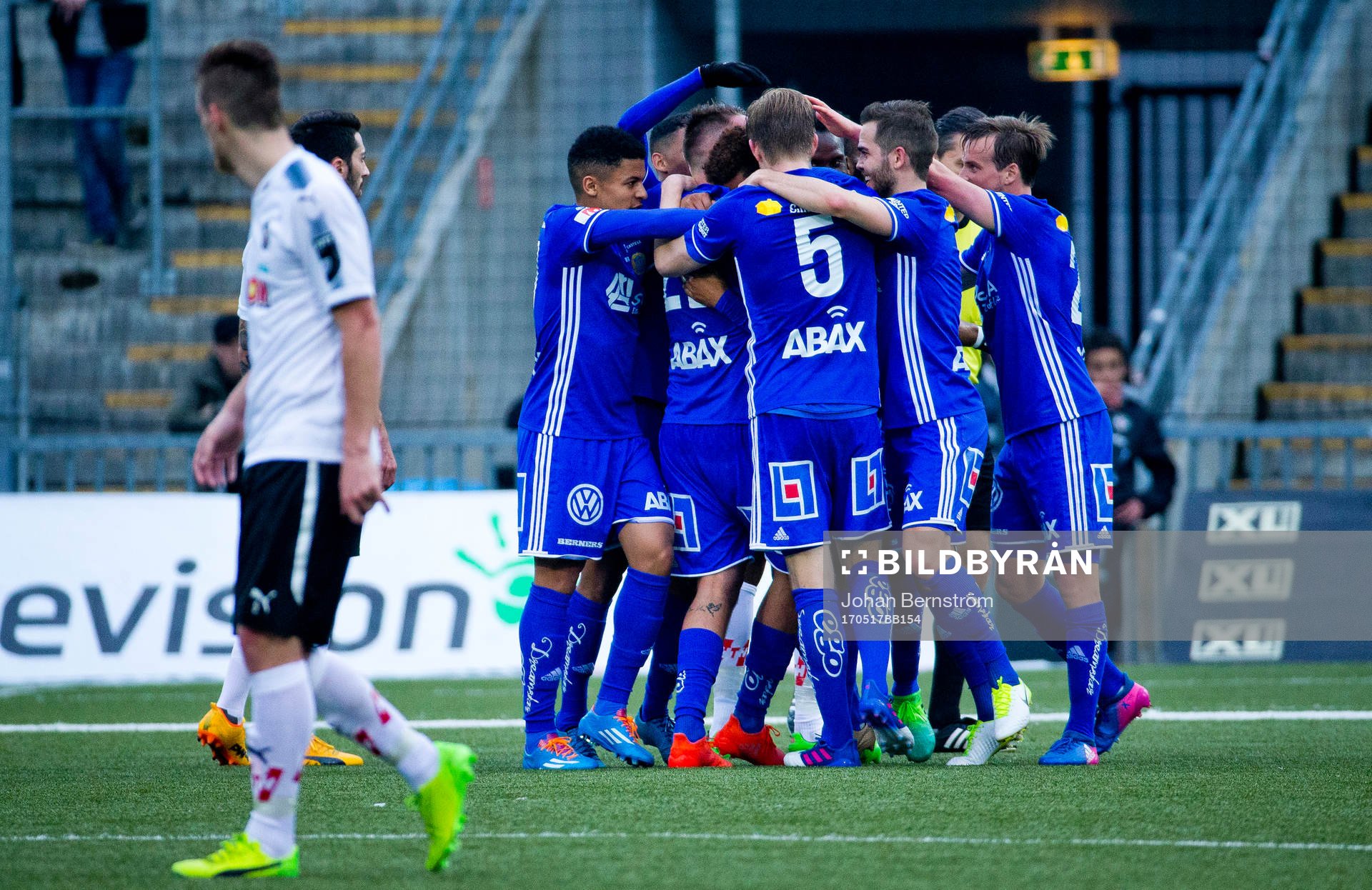 Sundsvalls Noah Sonko Sundberg jublar efter att ha gjort 0-1 under fotbollsmatchen i Allsvenskan mellan Örebro och Sundsvall den 17 maj 2017 i Örebro.