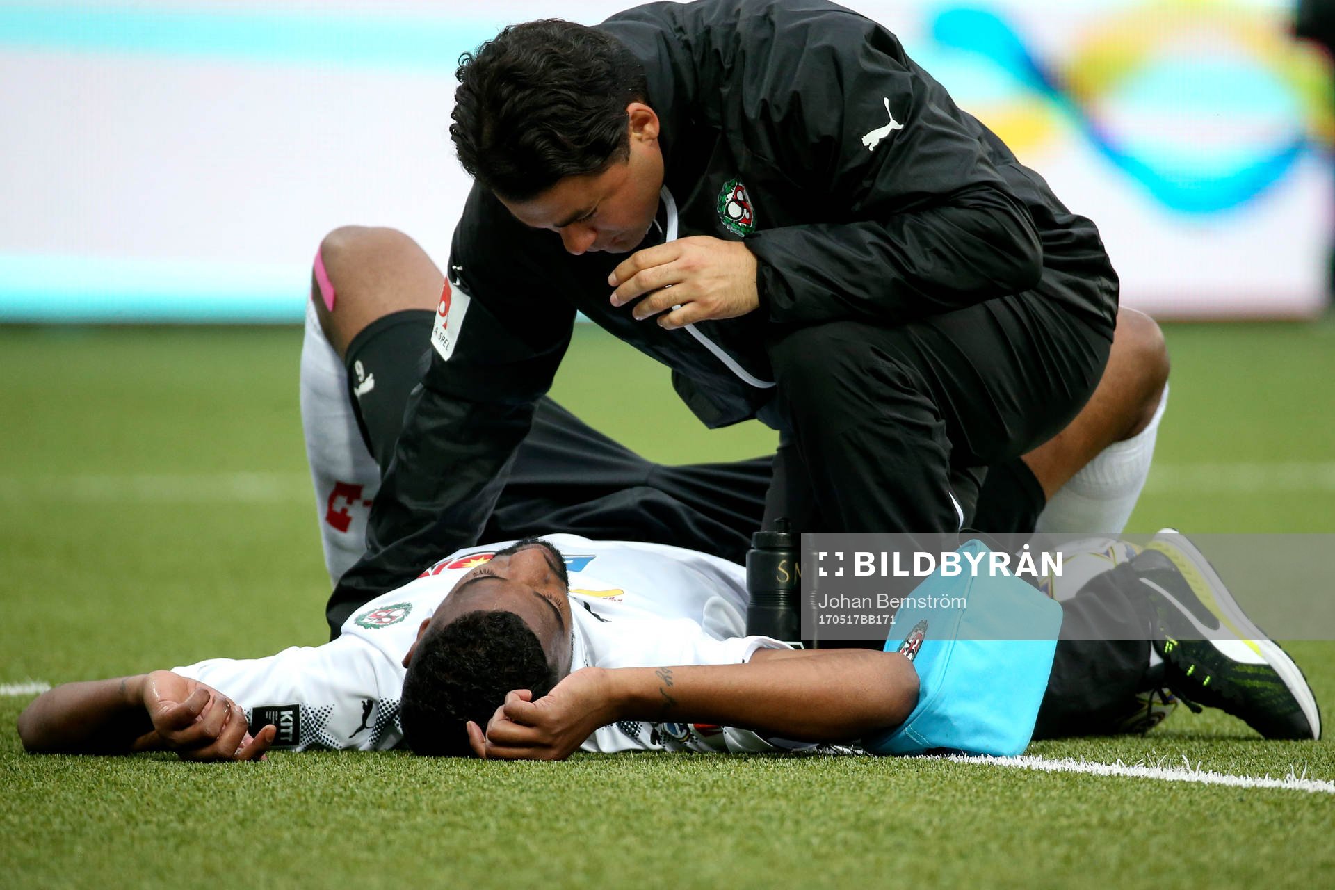 Örebros Damien Plessis får vård