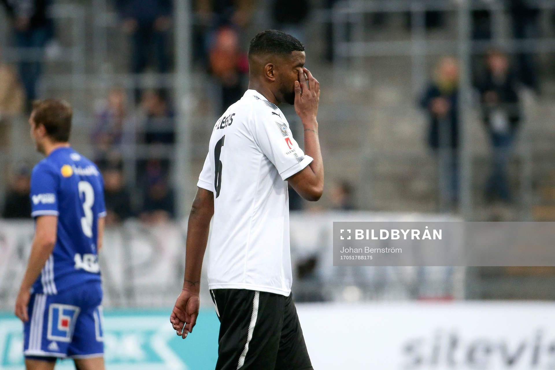 Örebros Damien Plessis blev utvisad av domare Bojan Pandzic