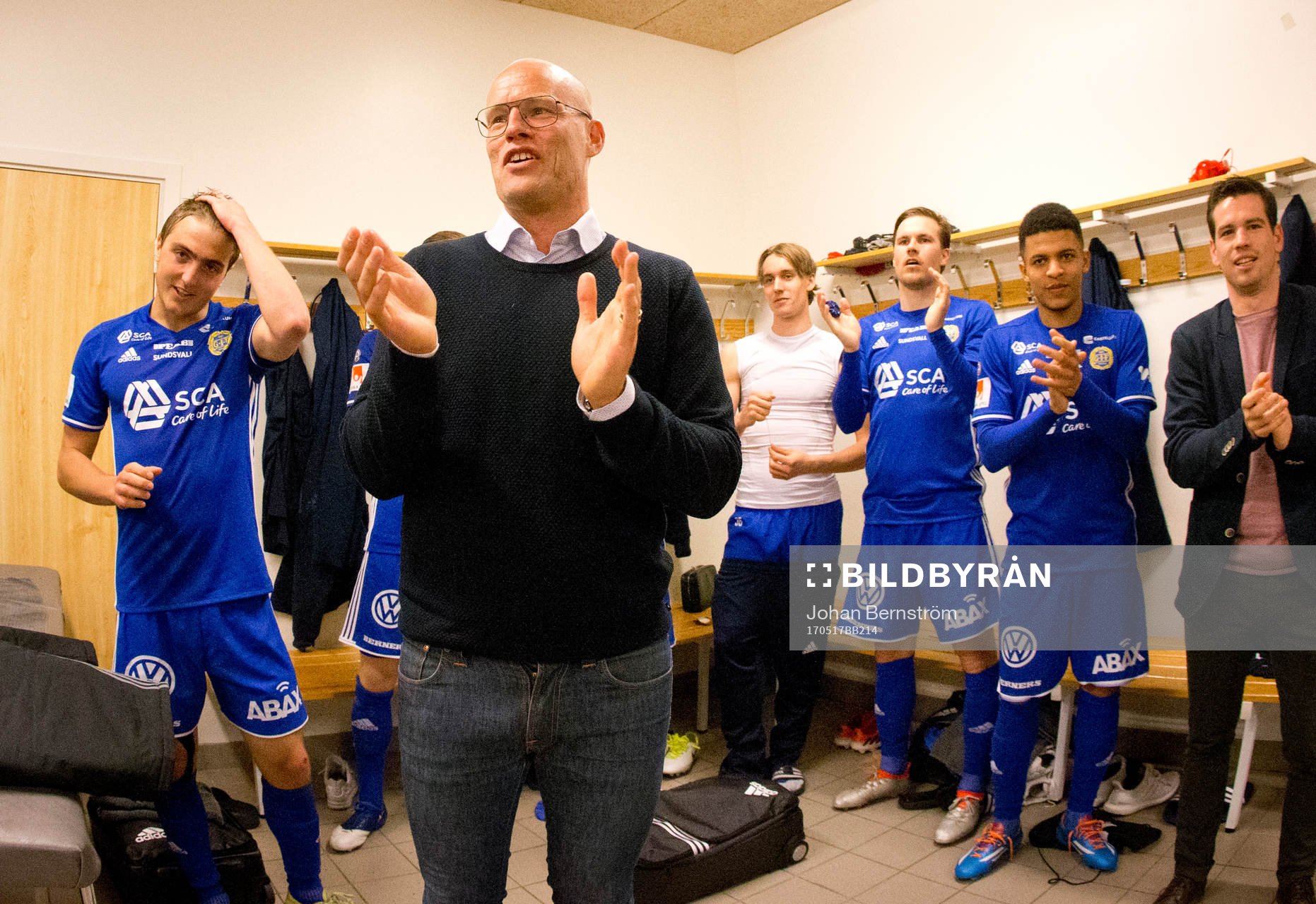 Sundsvalls tränare Joel Cedergren jublar i omklädningsrummet efter segern i fotbollsmatchen i Allsvenskan mellan Örebro och Sundsvall den 17 maj 2017 i Örebro.