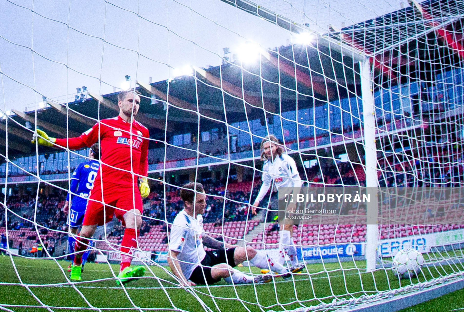 Sundsvalls Linus Hallenius gör 0-2 och Örebros målvakt