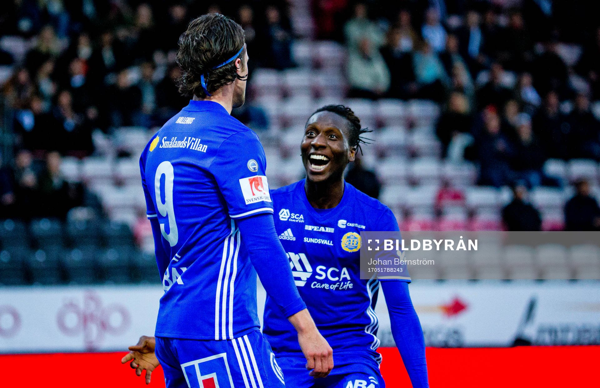 Sundsvalls Linus Hallenius gör 0-2 och jublar med Peter Wilson under fotbollsmatchen i Allsvenskan mellan Örebro och Sundsvall den 17 maj 2017 i Örebro.