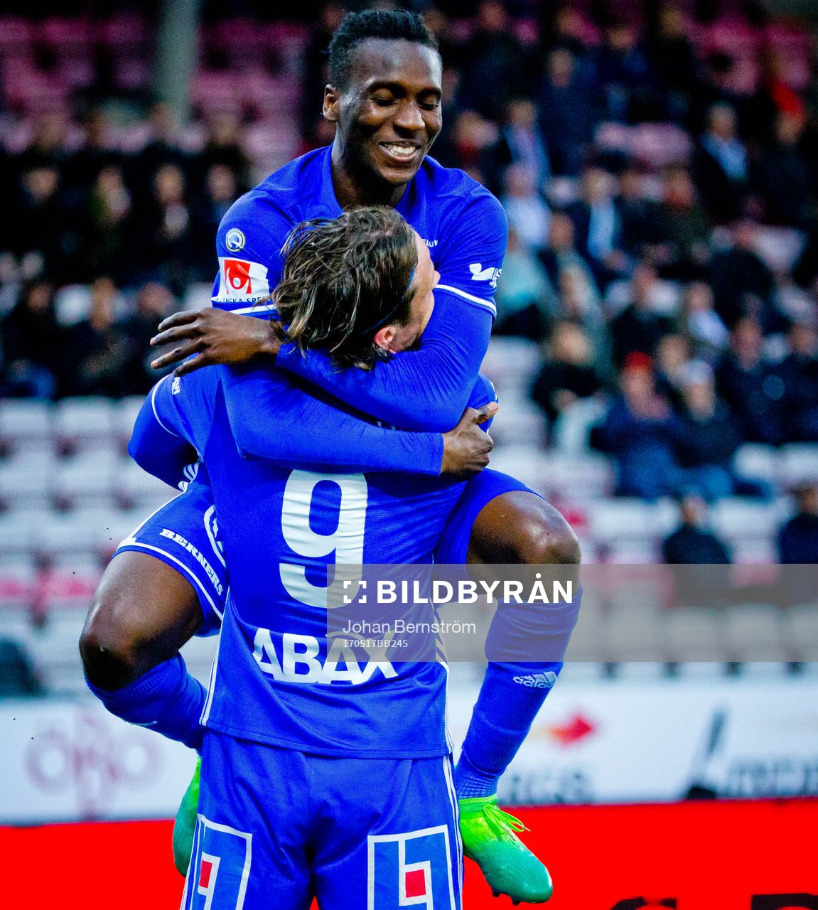 Sundsvalls Linus Hallenius gör 0-2 och jublar med Peter Wilson under fotbollsmatchen i Allsvenskan mellan Örebro och Sundsvall den 17 maj 2017 i Örebro.