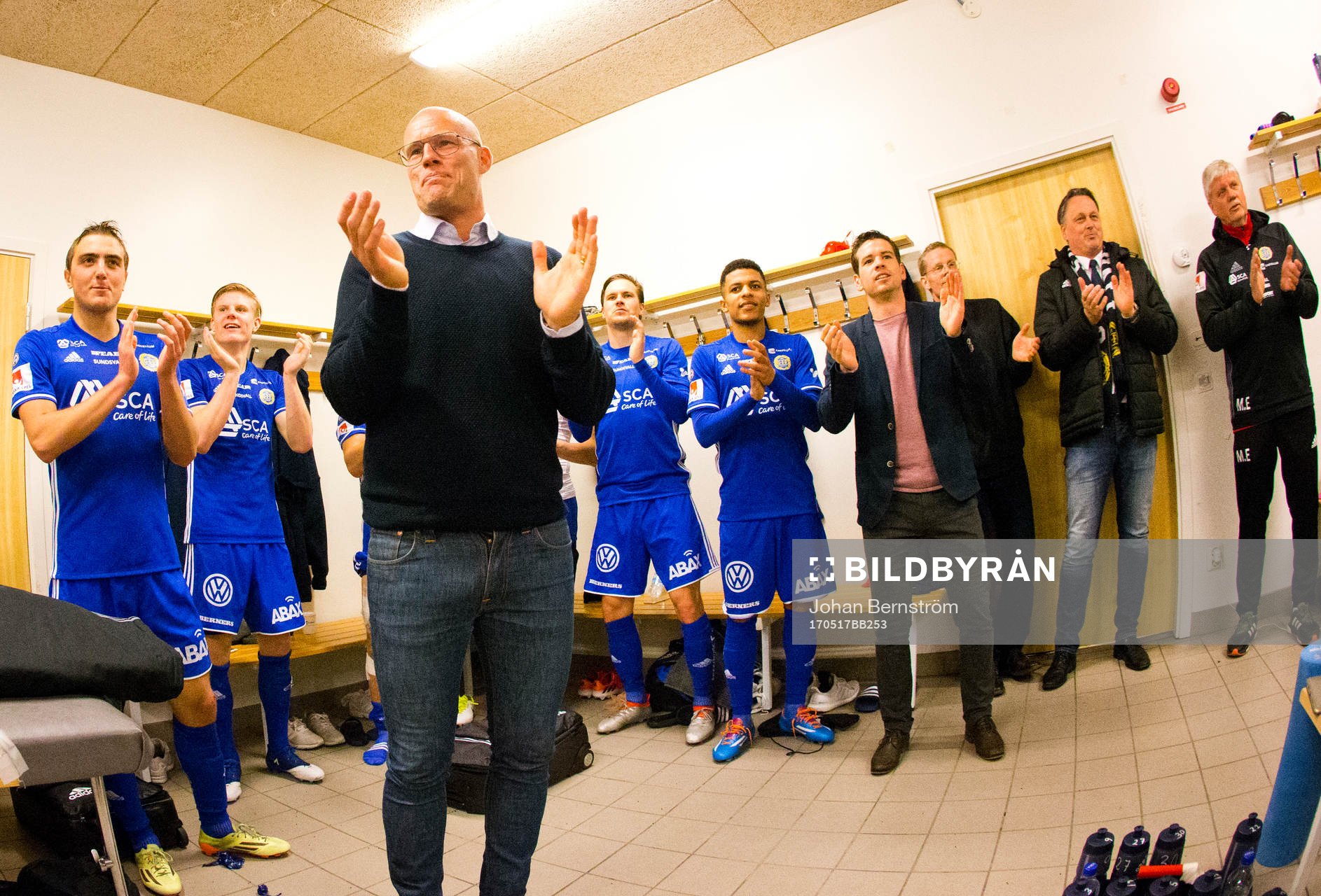Sundsvalls tränare Joel Cedergren jublar i omklädningsrummet efter segern i fotbollsmatchen i Allsvenskan mellan Örebro och Sundsvall den 17 maj 2017 i Örebro.