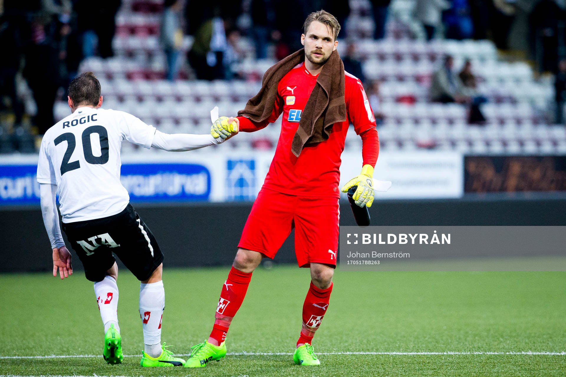Örebros Filip Rogic och målvakt Oscar Jansson deppar