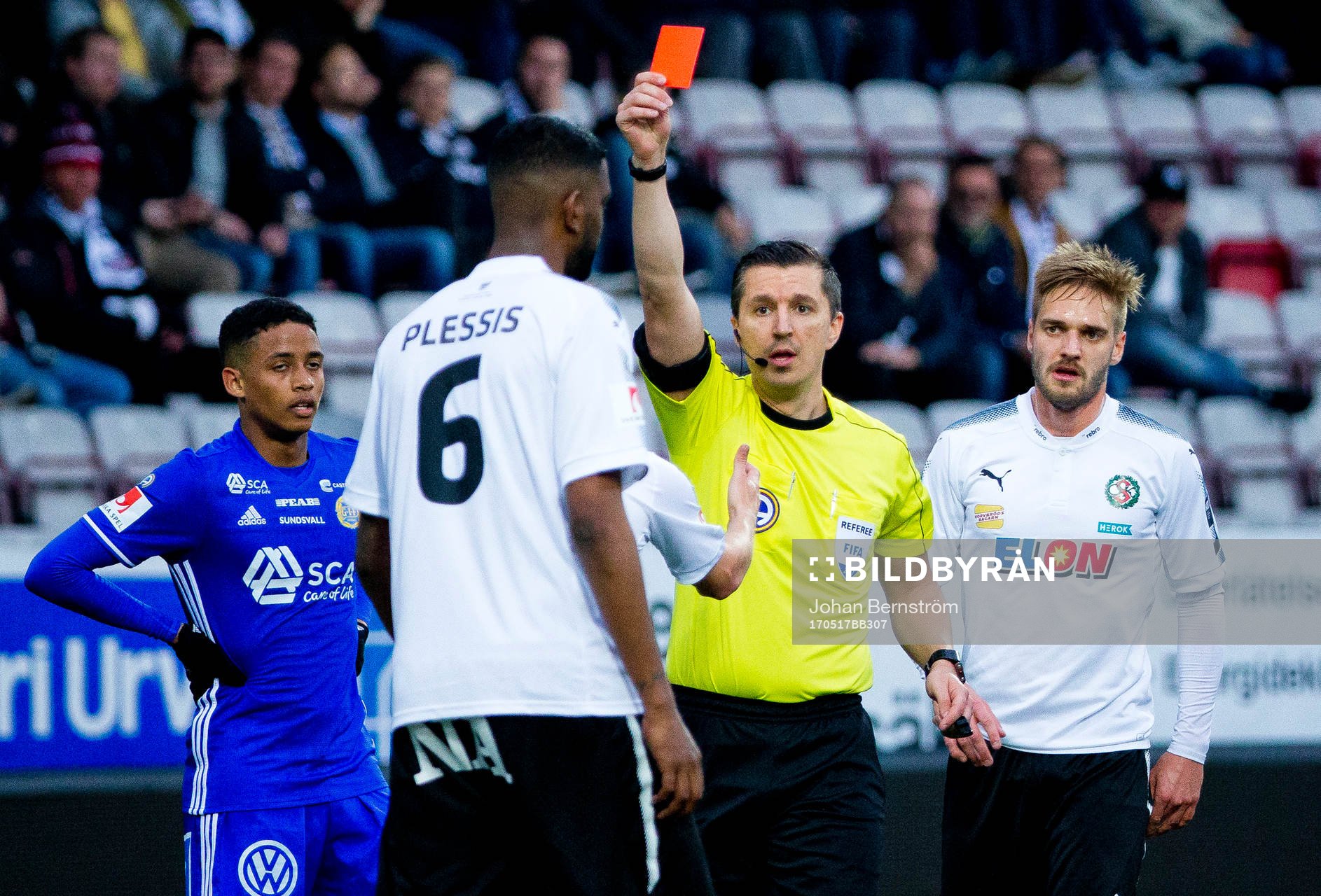 Örebros Damien Plessis får rött kort av domaren Bojan