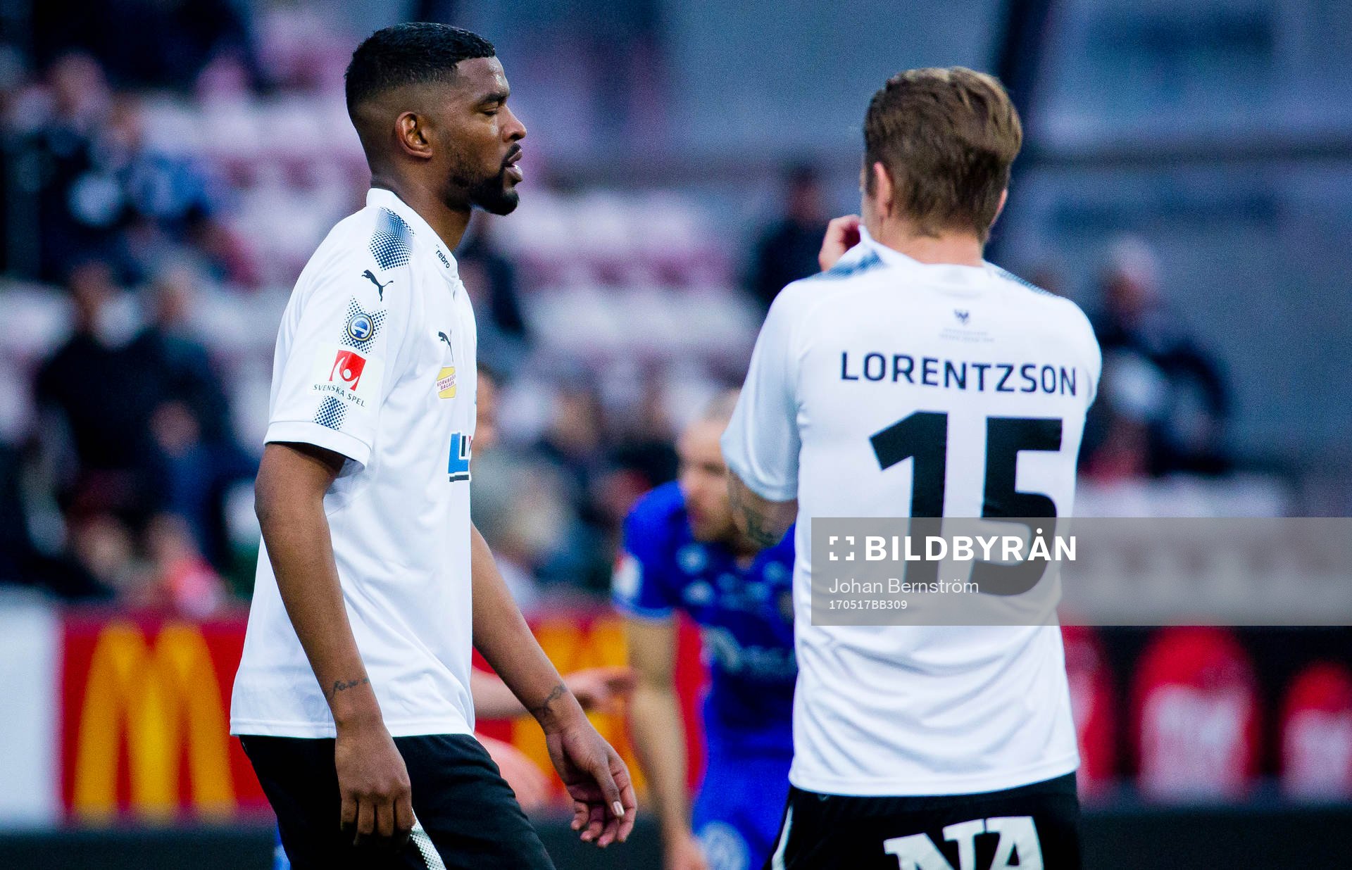 Örebros Damien Plessis får rött kort av domaren och