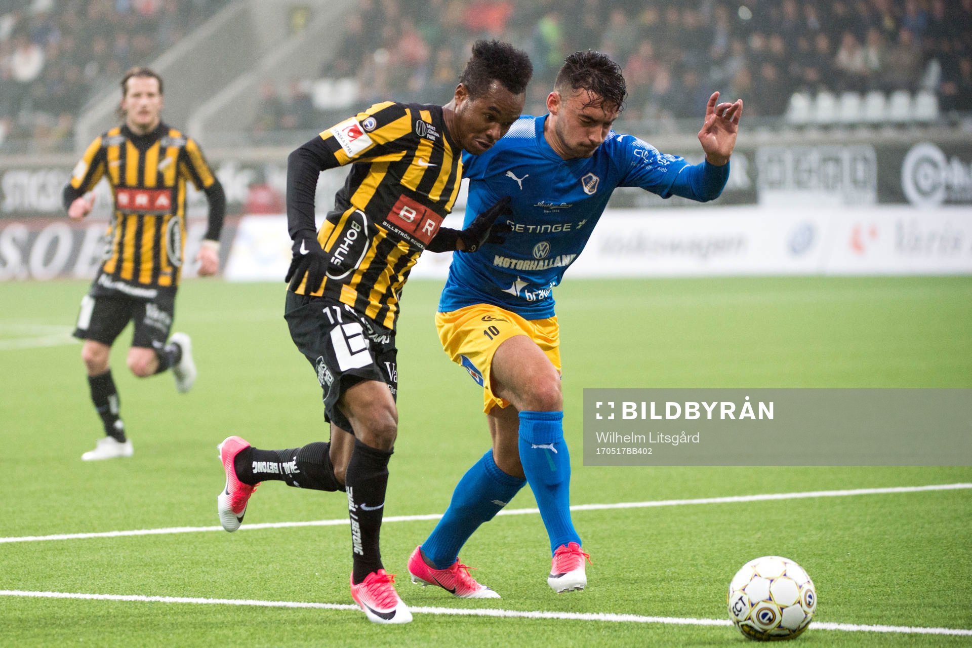 Häckens Gustav Berggren och Halmstads Sead Haksabanovic