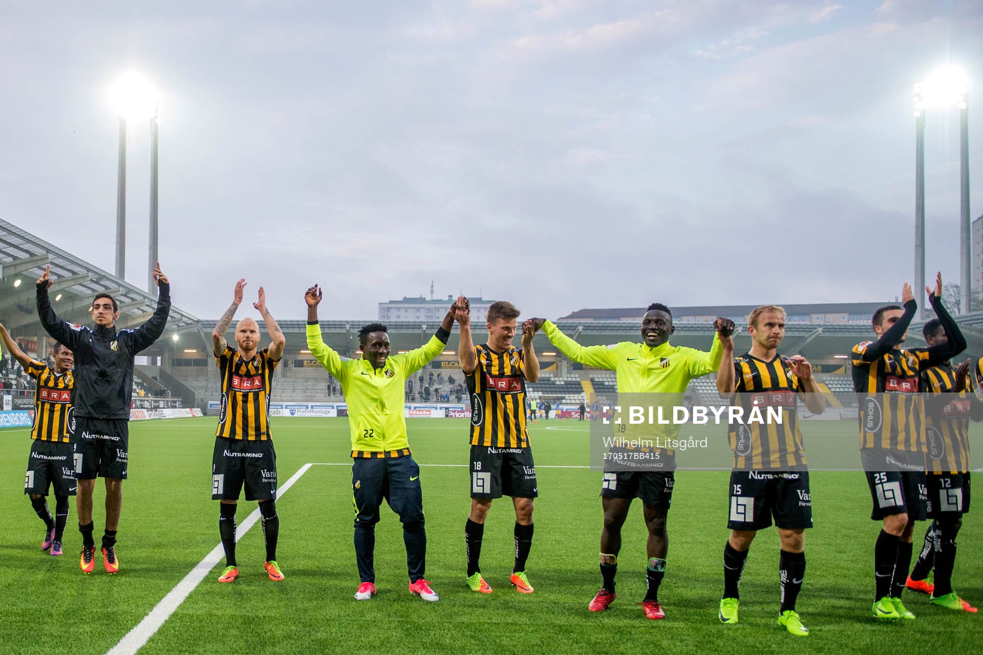 Häckens spelare tackar publiken