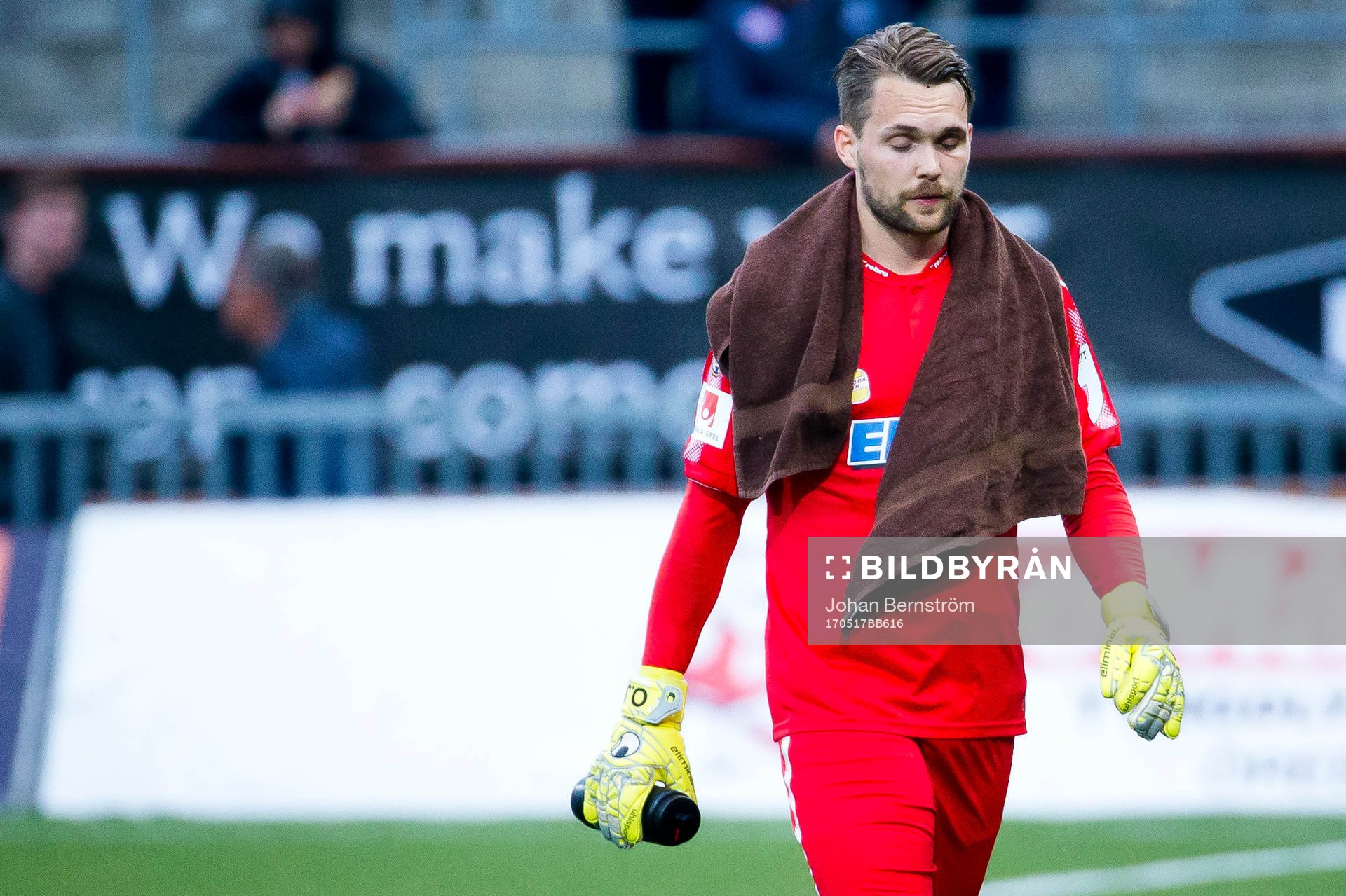 Örebros målvakt Oscar Jansson deppar