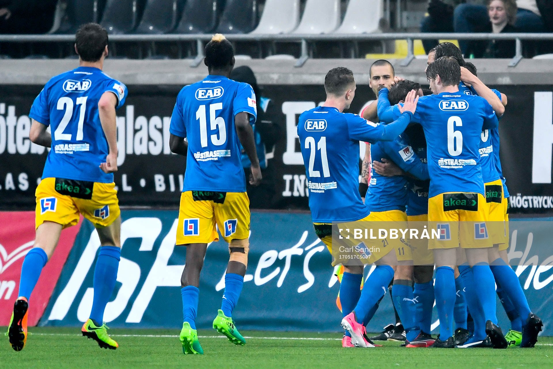 Halmstads Fredrik Olsson jublar med lagkamrater efter 0-1 under fotbollsmatchen i Allsvenskan mellan Häcken och Halmstad den 17 maj 2017 i Göteborg.