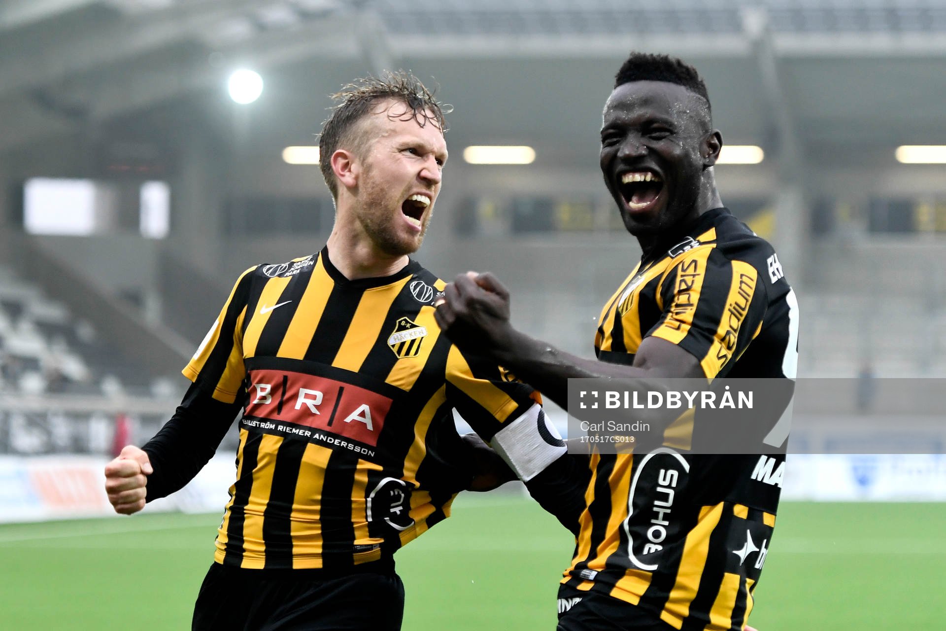 Häckens Rasmus Lindgren och Alhassan Kamara jublar