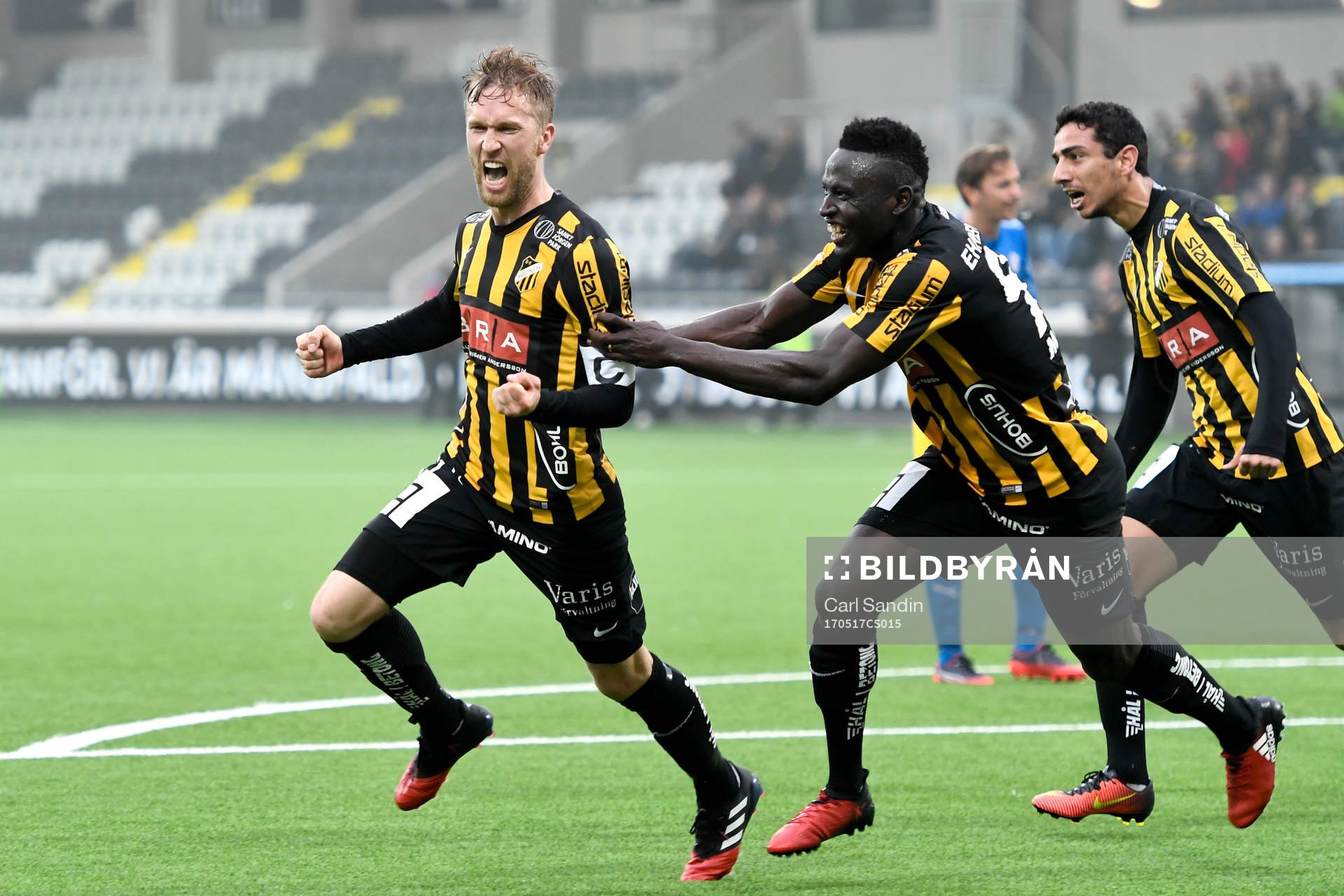 Häckens Rasmus Lindgren, Alhassan Kamara och Daleho Irandust jublar efter 2-1 av Lindgren under fotbollsmatchen i Allsvenskan mellan Häcken och Halmstad den 17 maj 2017 i Göteborg.