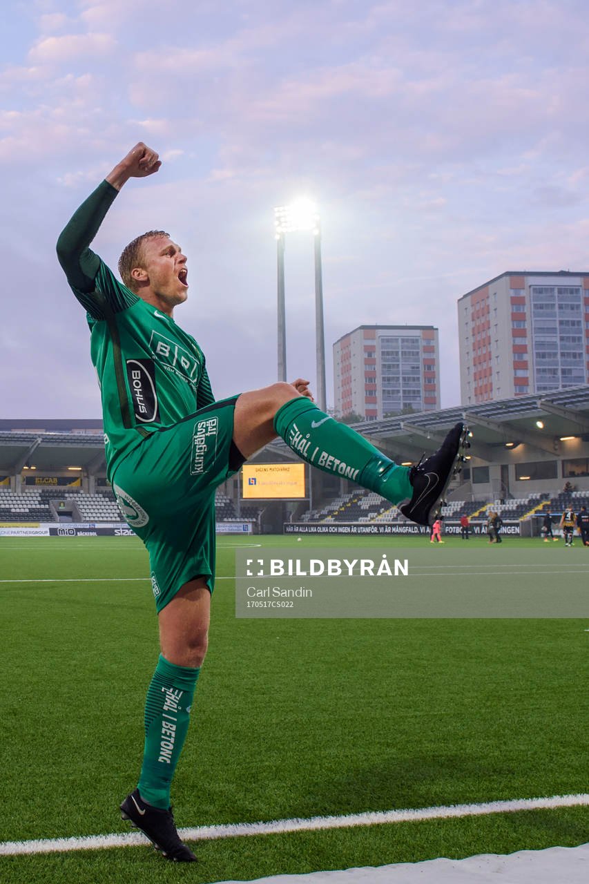 Häckens målvakt Peter Abrahamsson jublar med publiken