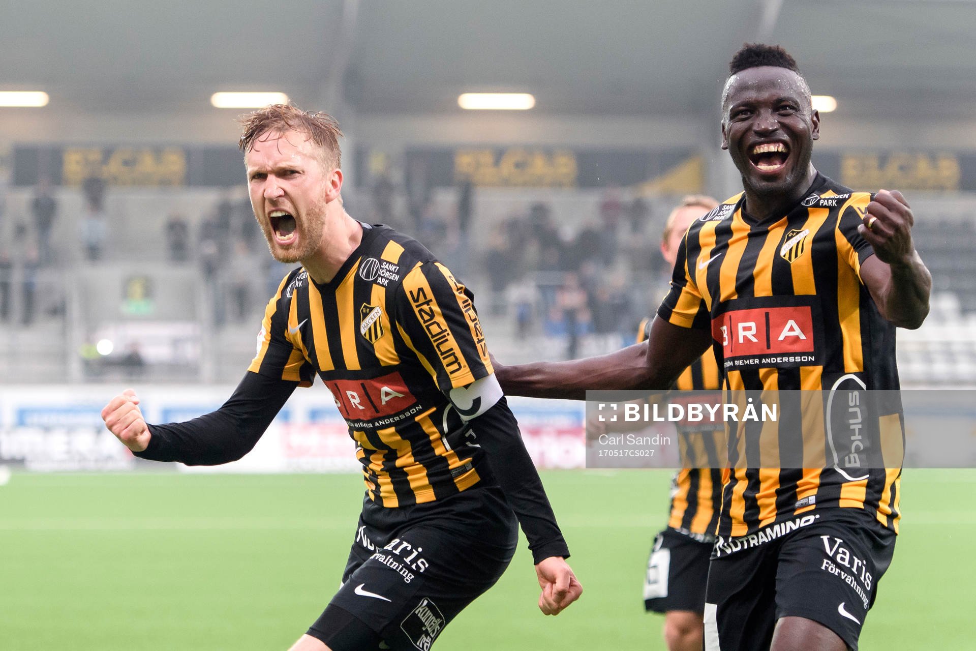 Häckens Rasmus Lindgren och Alhassan Kamara jublar